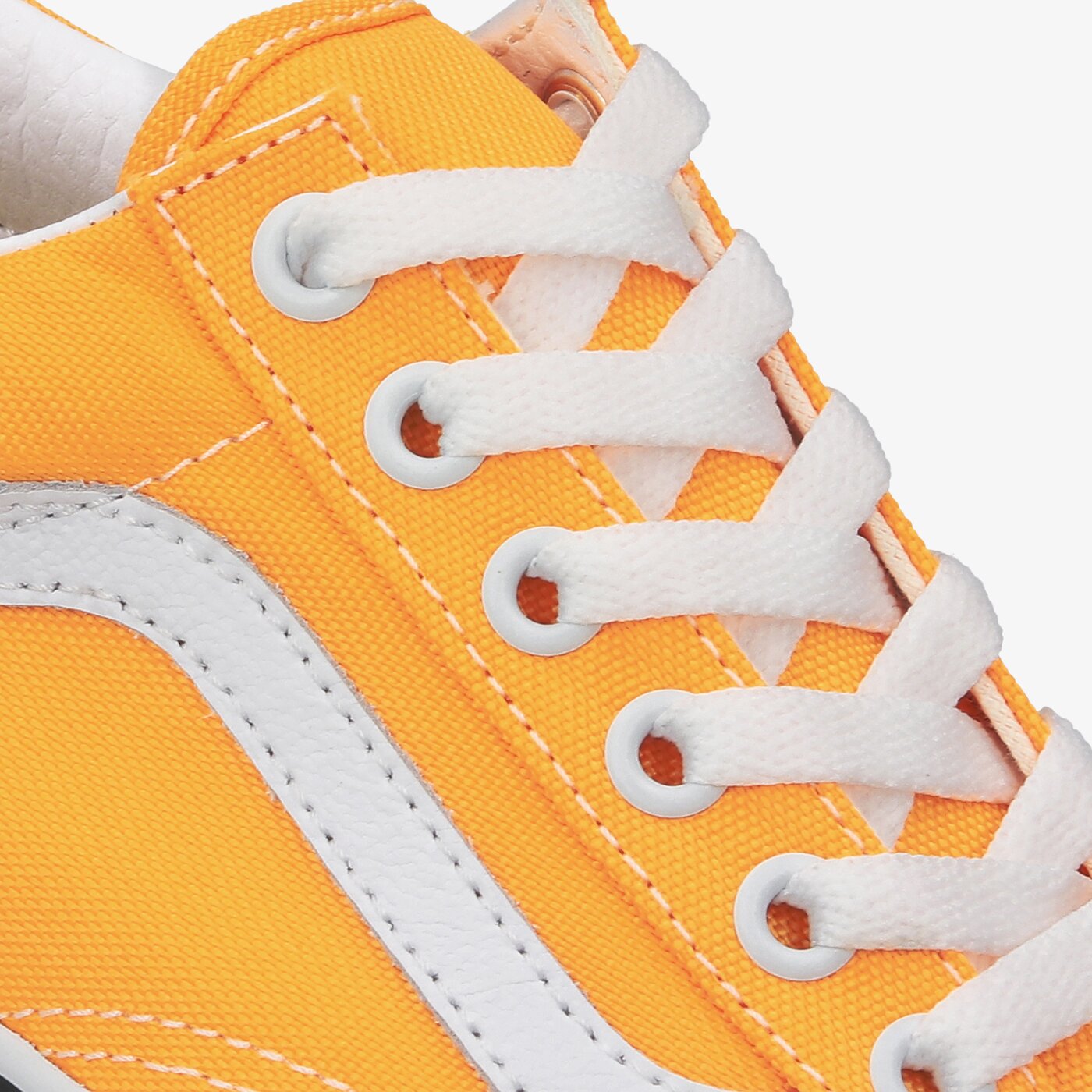 Дамски маратонки VANS UA OLD SKOOL vn0a4u3bwt41 цвят оранжев