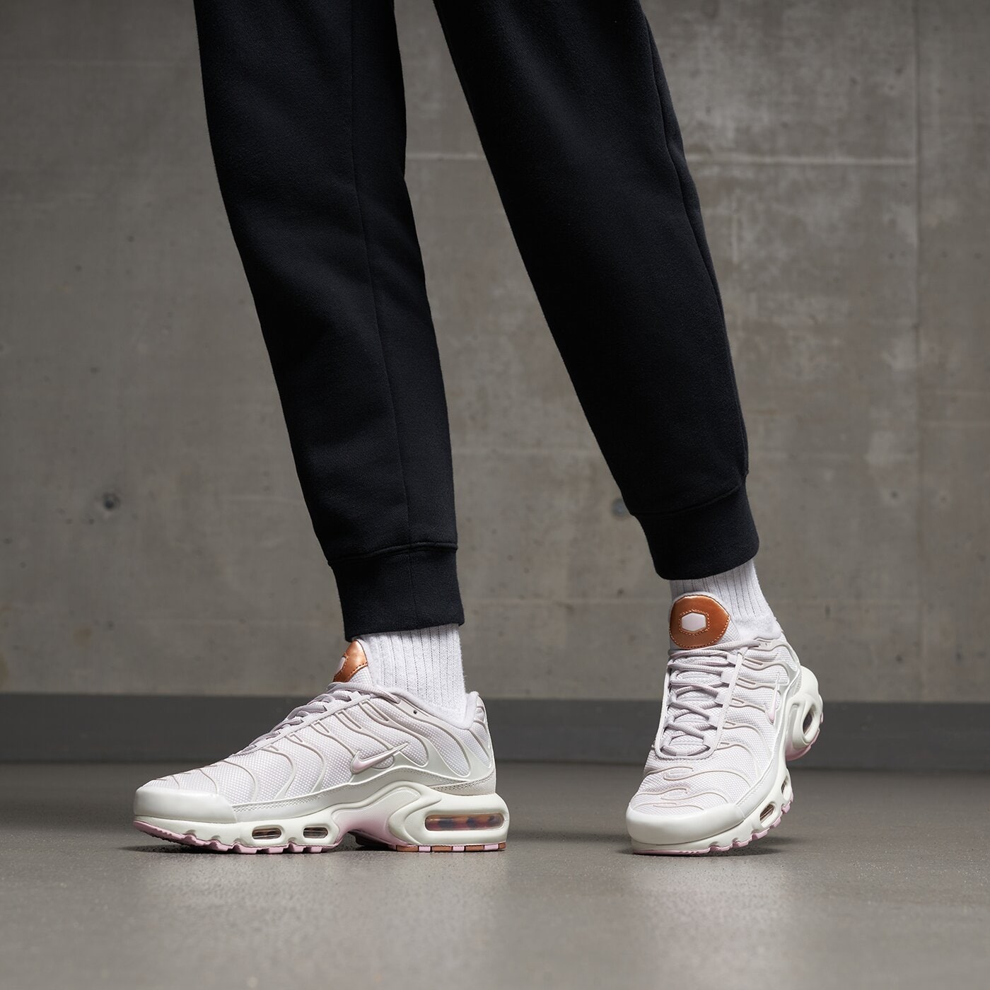 Дамски маратонки NIKE AIR MAX PLUS dd6612-001 цвят сив