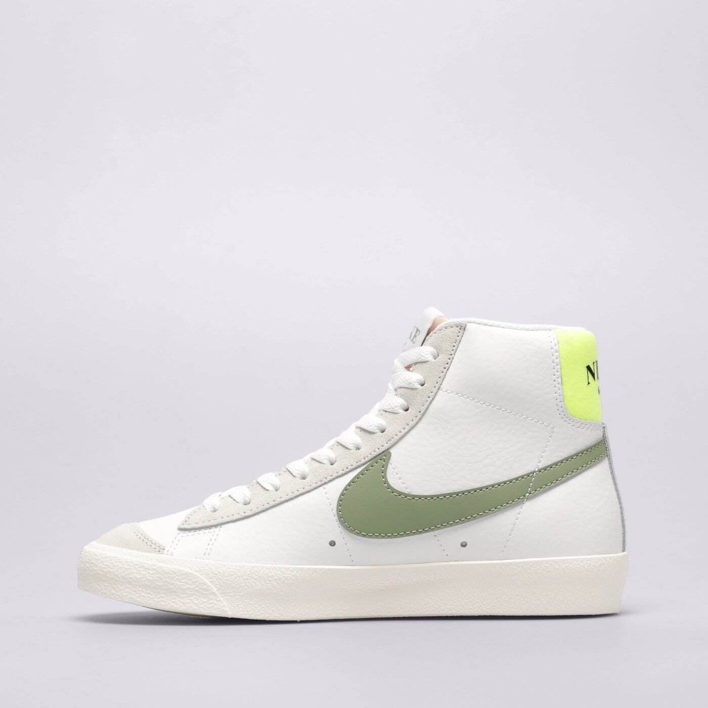 Дамски маратонки NIKE WMNS BLAZER MID '77  fj4740-100 цвят бял