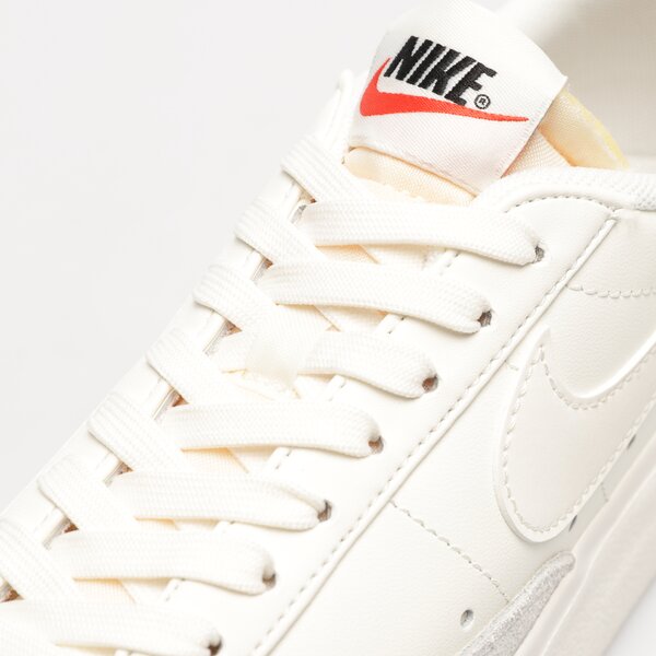 Дамски маратонки NIKE BLAZER LOW PLATFORM dj0292-105 цвят бял