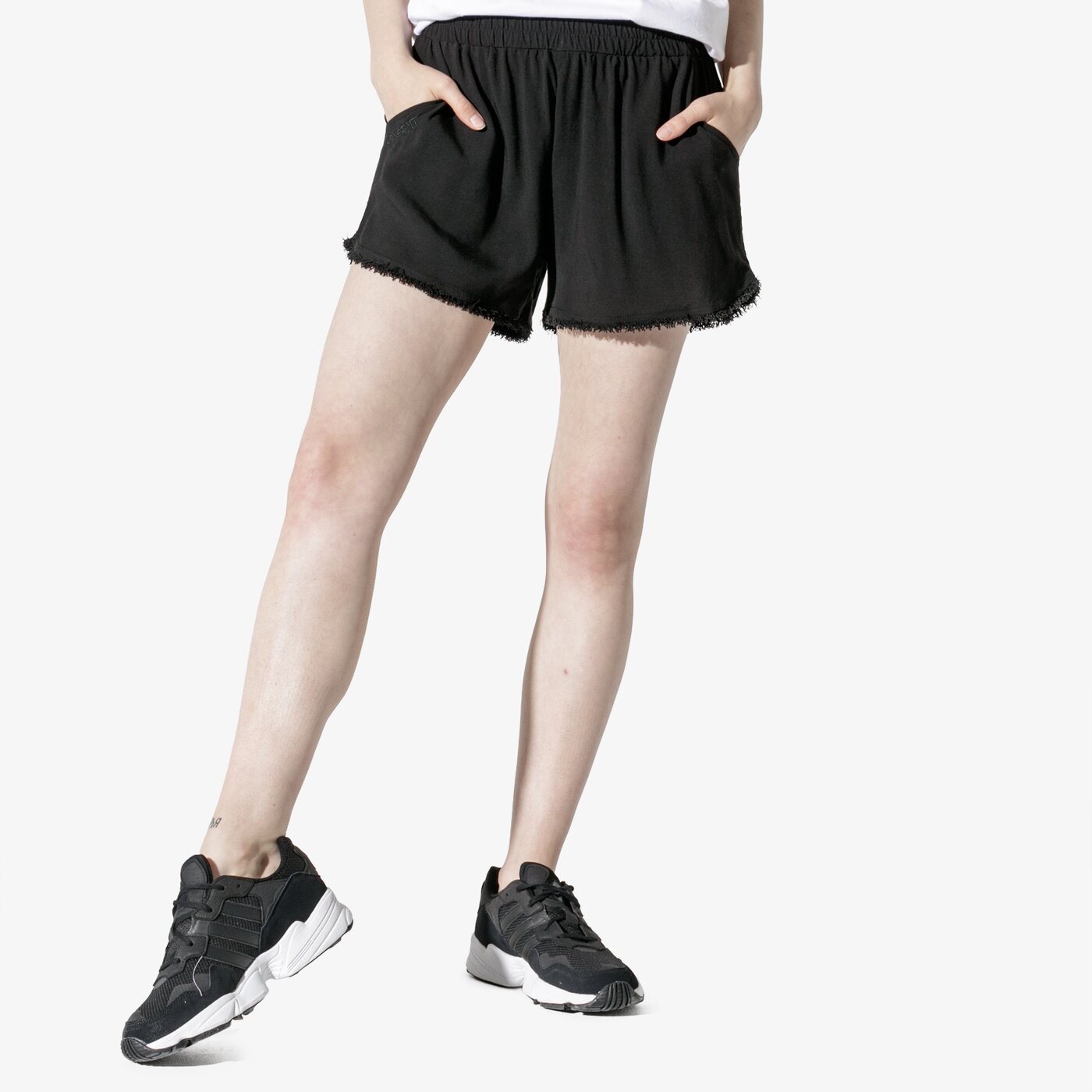 Дамски къси панталони CONFRONT ШОРТИ POPPY cf19szd04001 цвят черен