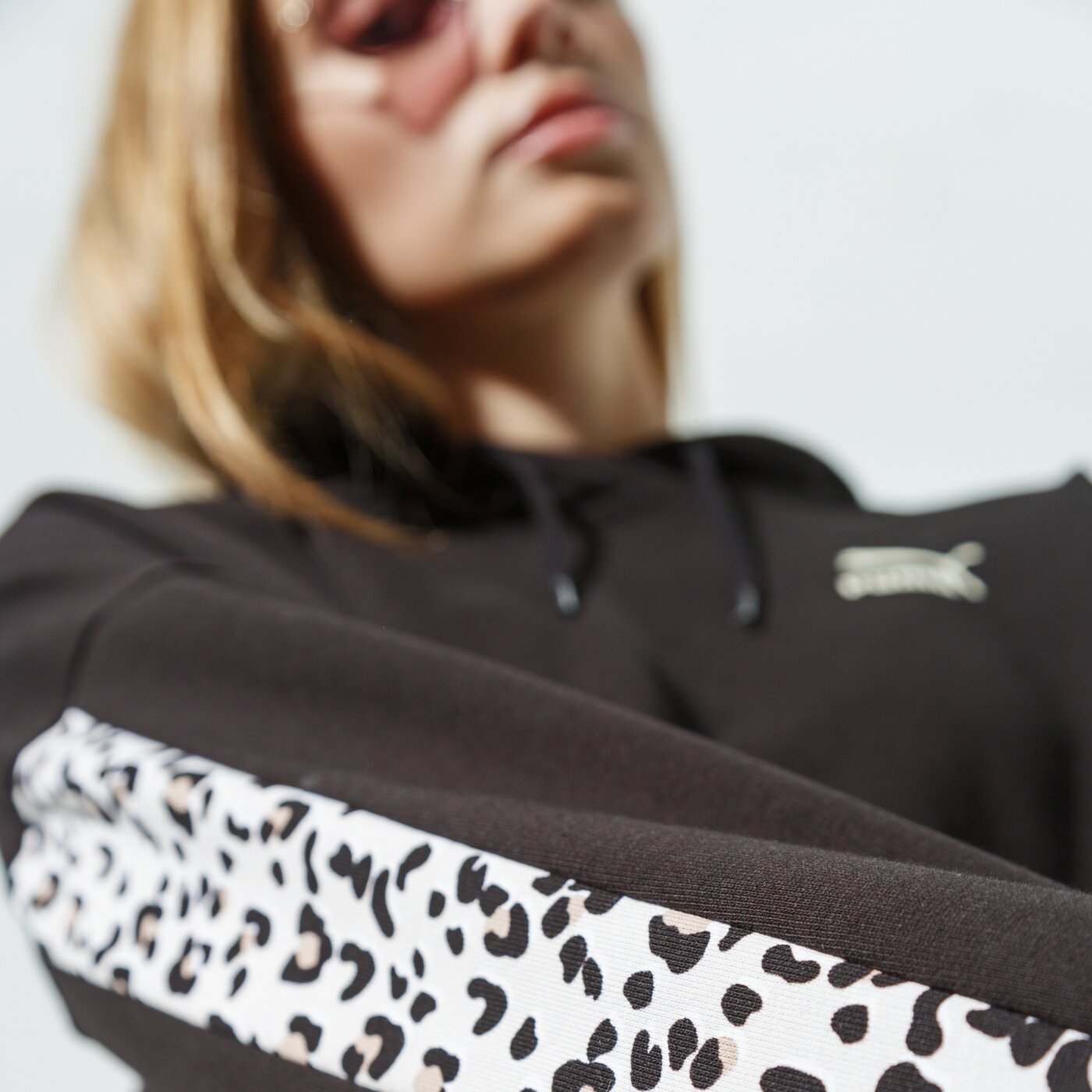 Дамски суичър PUMA СУИТЧЪР С КАЧУЛКА CLASSICS CROPPED HOODY AOP 59874951 цвят многоцветен