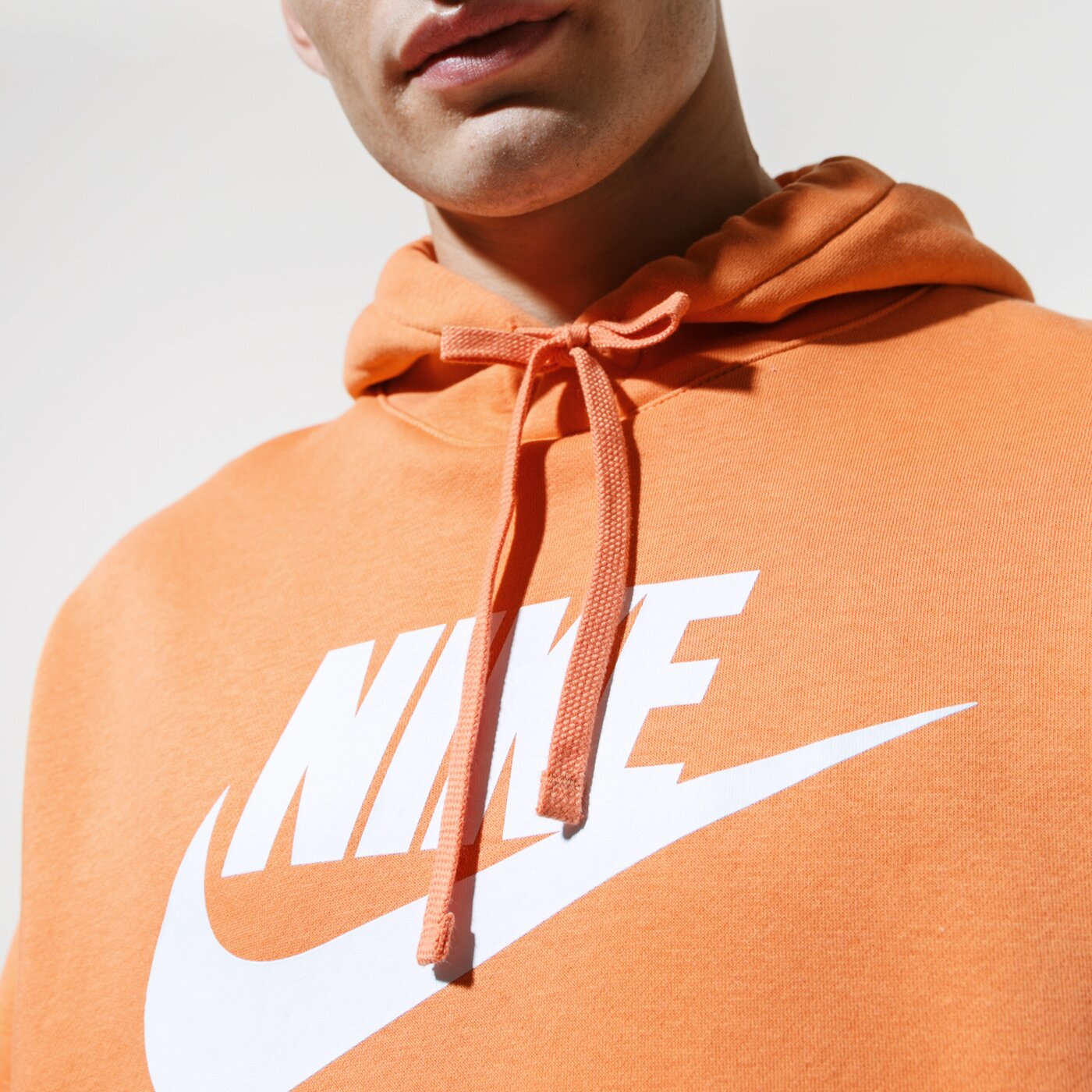 Мъжки суичър NIKE СУИТЧЪР С КАЧУЛКА SPORTSWEAR CLUB FLEECE bv2973-871 цвят оранжев