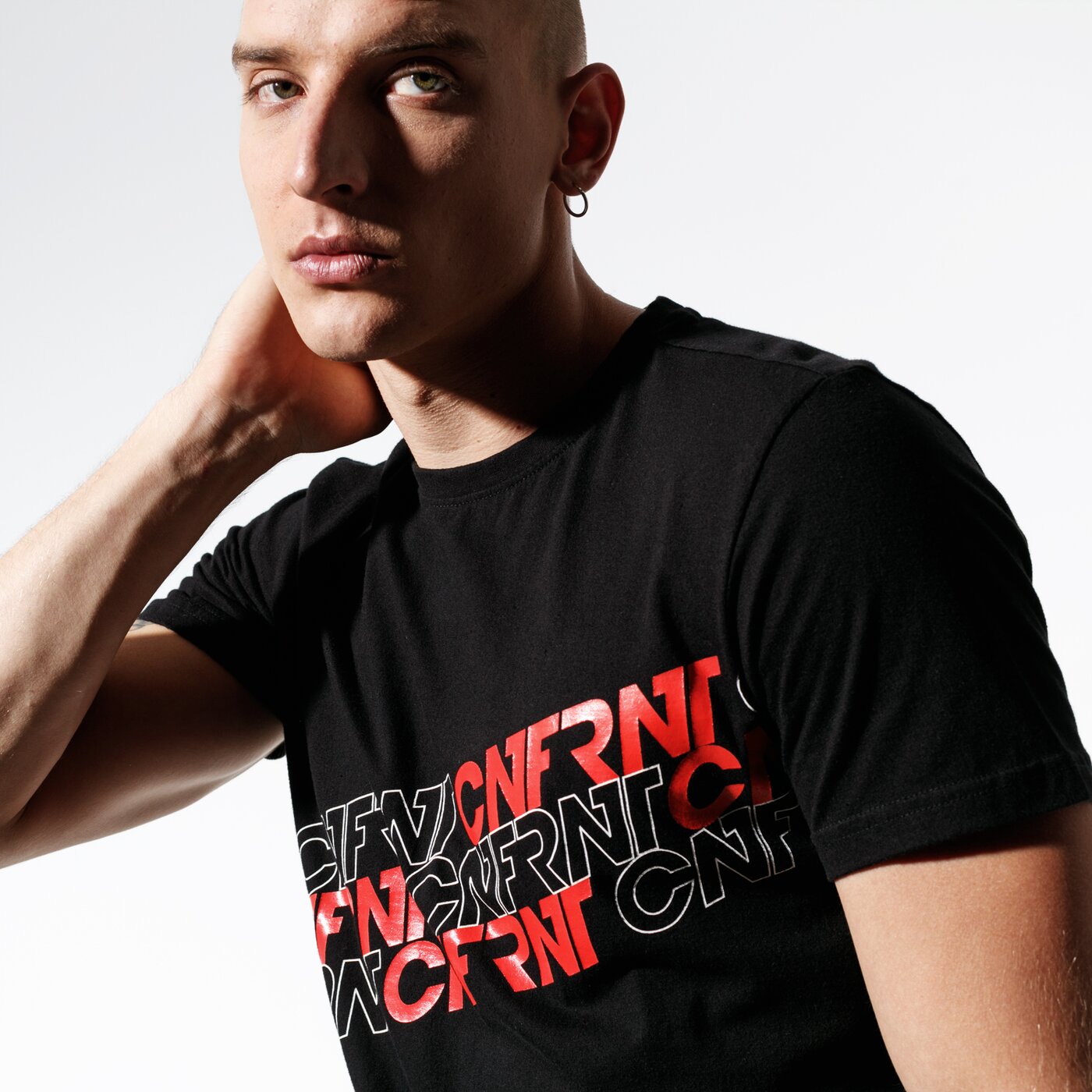 Мъжка тениска CONFRONT ТЕНИСКА FOOT PRINT BLK TEE cf39tsm60002 цвят черен