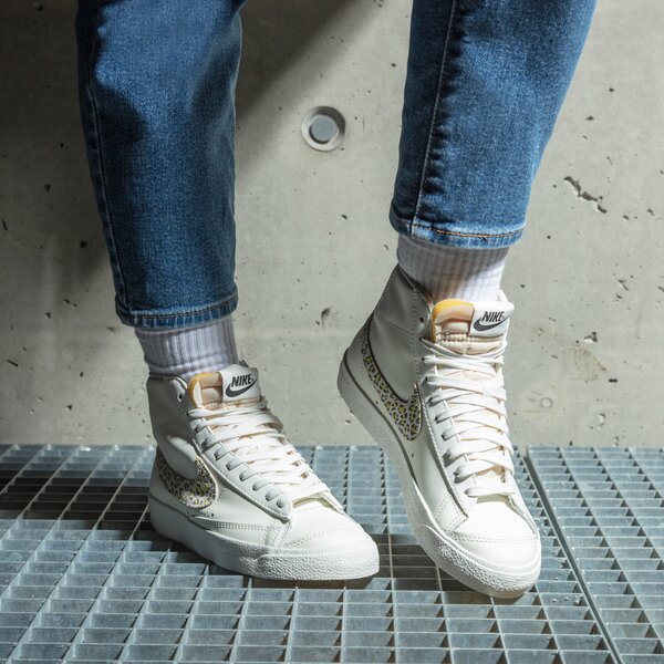 Дамски маратонки NIKE W BLAZER MID '77 SE dh9633-100 цвят бежов