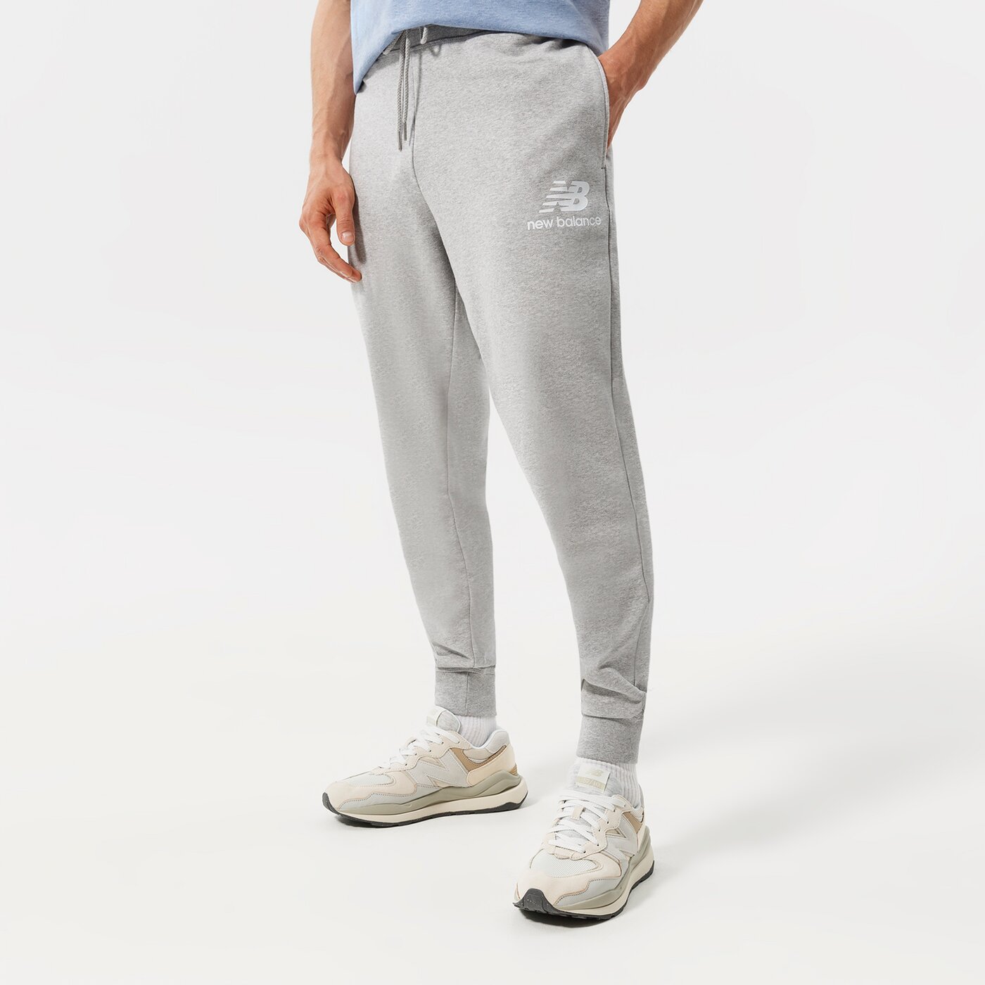 Мъжки панталони NEW BALANCE ПАНТАЛОНИ NB ESSENTIALS STACKED LOGO SWEATPANT mp03558ag цвят сив