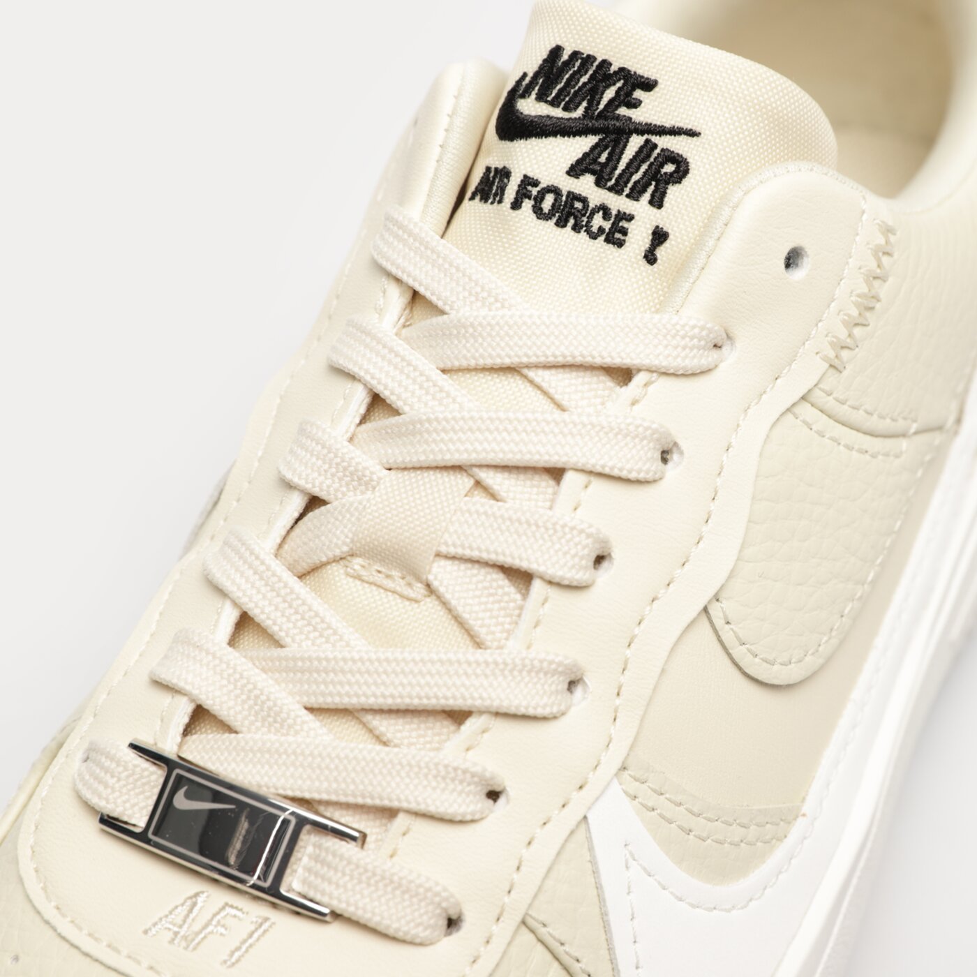 Дамски маратонки NIKE AIR FORCE 1 PLT.AF.ORM dj9946-200 цвят кремав