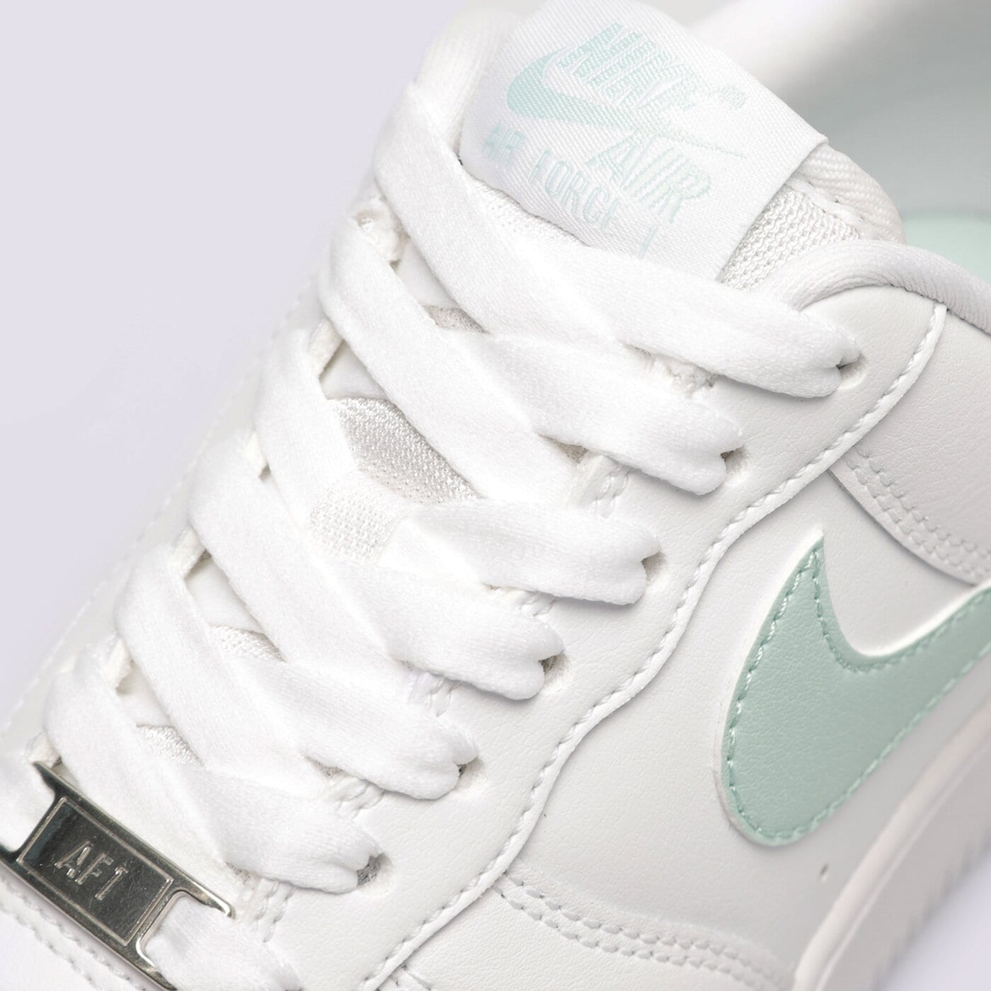 Дамски маратонки NIKE WMNS AIR FORCE 1 '07 REC dd8959-113 цвят бял