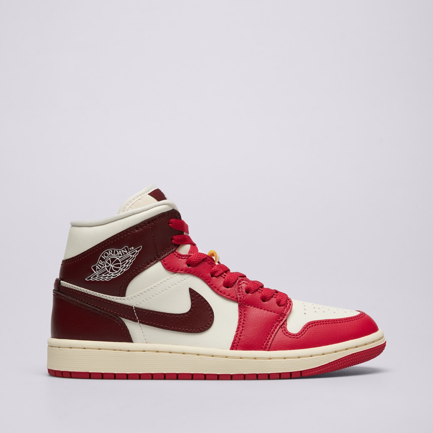 Дамски маратонки WMNS AIR JORDAN 1 MID bq6472-119 цвят бежов