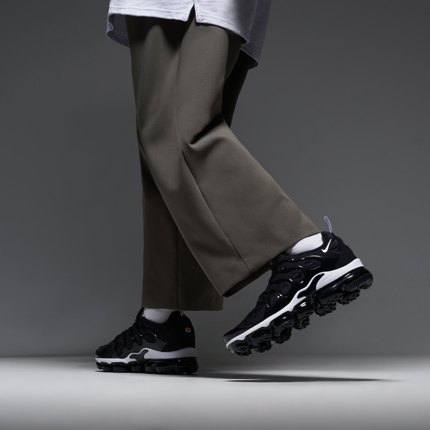 Мъжки маратонки NIKE AIR VAPORMAX PLUS 924453-011 цвят черен