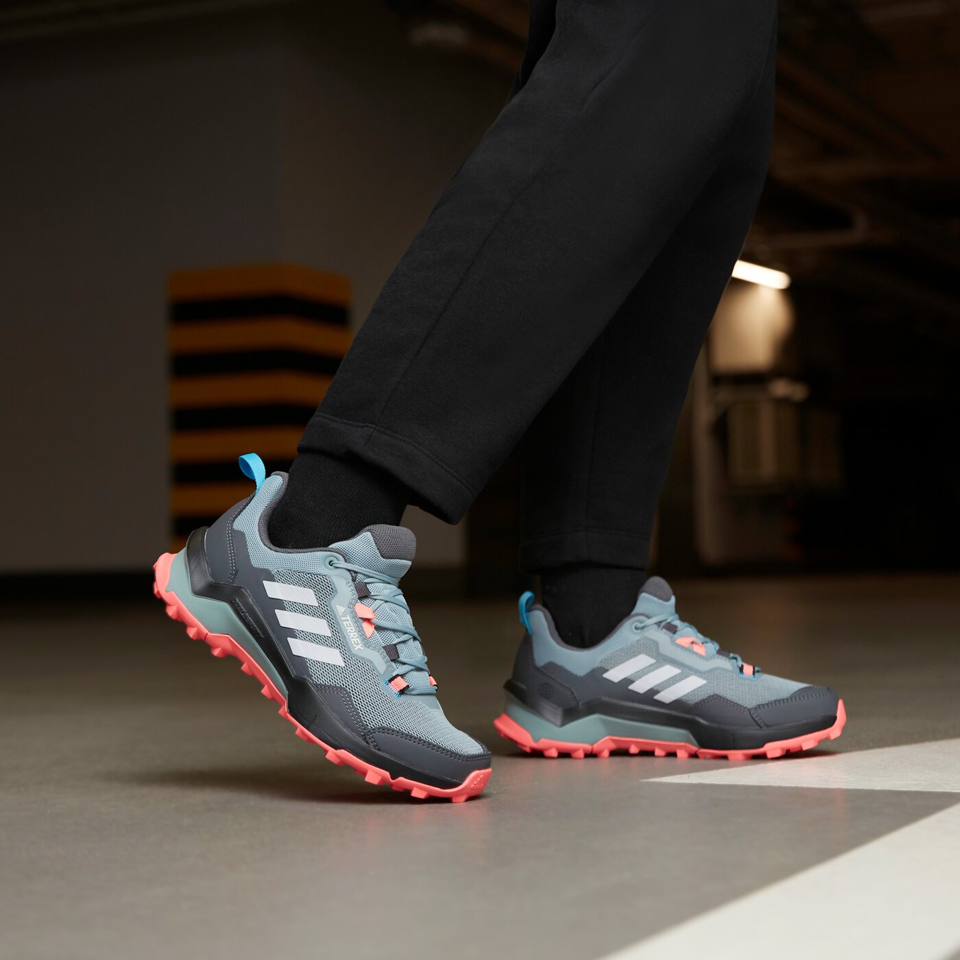 Дамски туристически обувки ADIDAS TERREX AX4 W gv7506 цвят сив