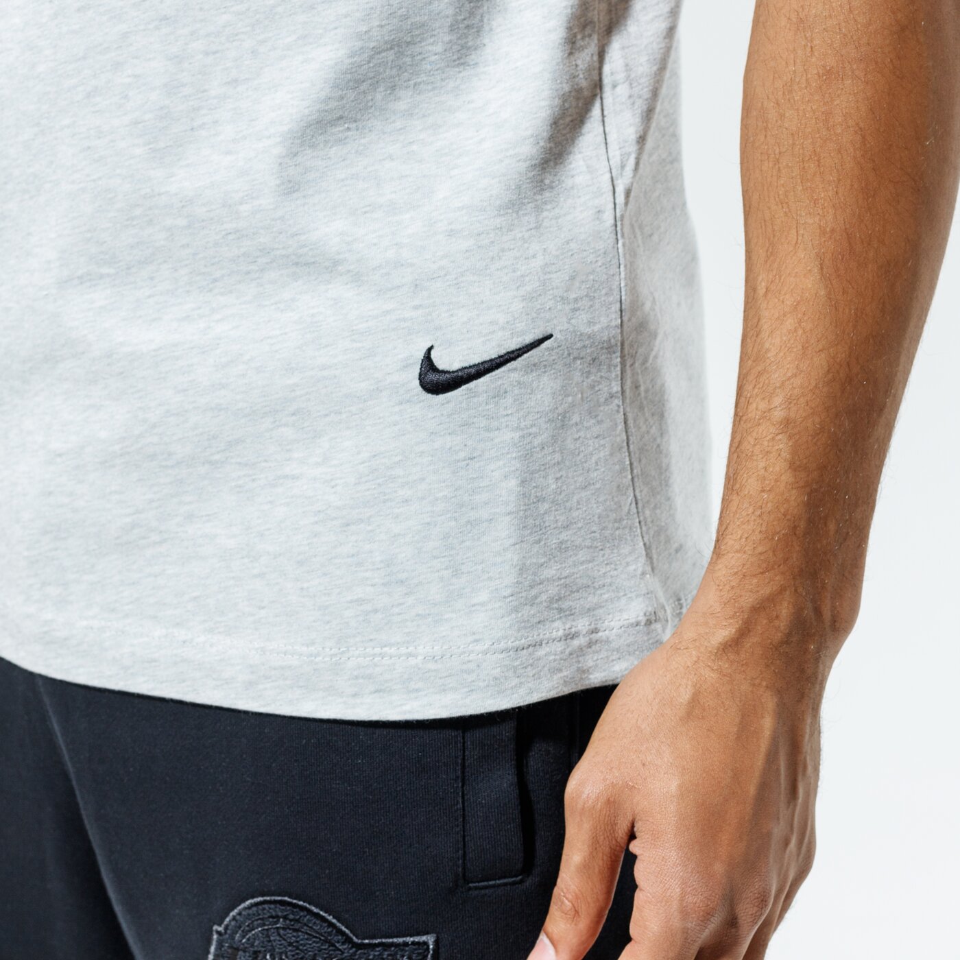Мъжка тениска NIKE ТЕНИСКА M NSW TEE SUSTAINABILITY dm2386-050 цвят сив