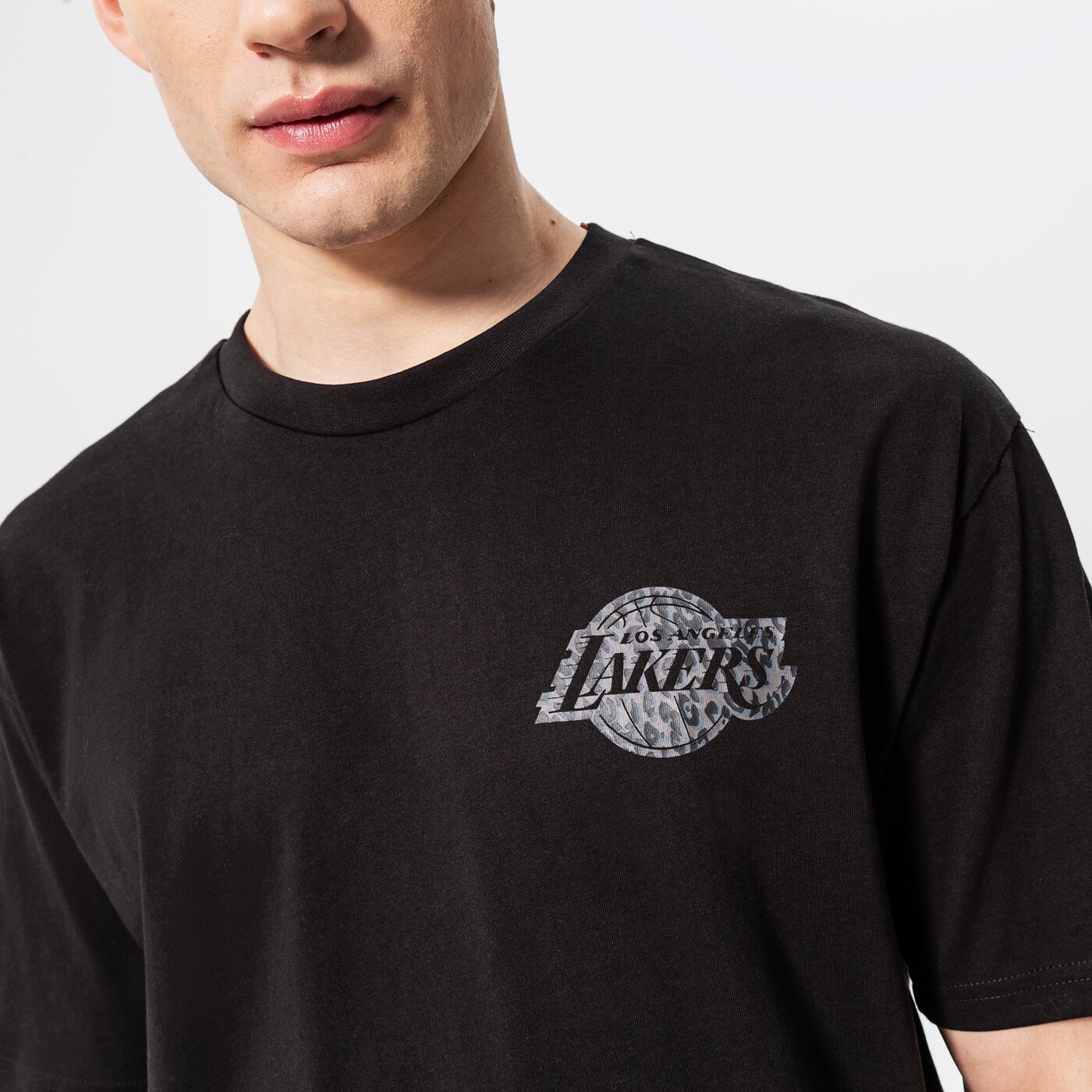 Мъжка тениска NEW ERA ТЕНИСКА SEAS INFILL OS LAKERS LOS ANGELES LAKERS BLK 12893094 цвят черен