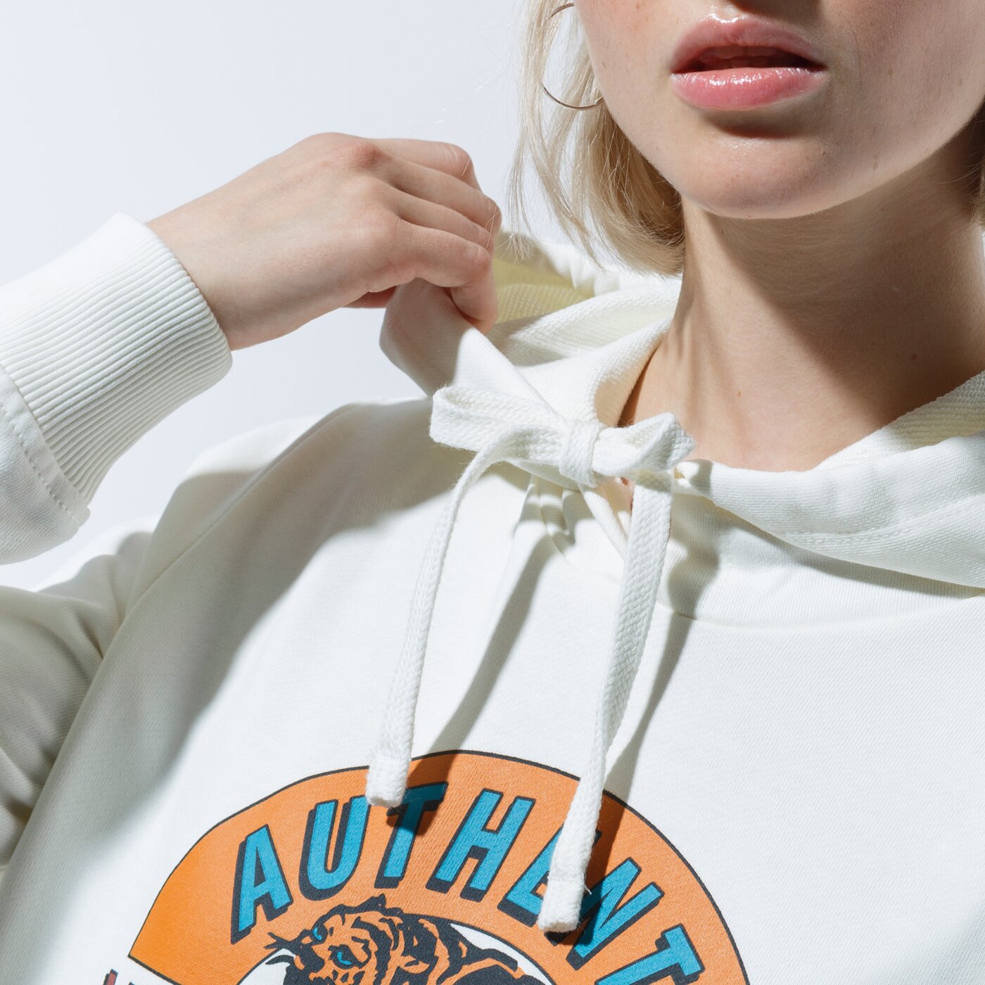 Дамски суичър VANS СУИТЧЪР С КАЧУЛКА CHARRA HOODIE vn0a53otfs81 цвят бял