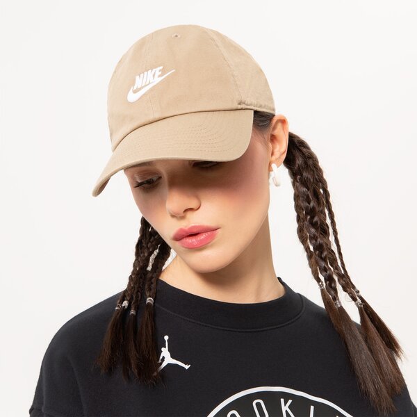 Дамска шапка с козирка NIKE ШАПКА SPORTSWEAR HERITAGE86 FUTURA WASHED 913011-247 цвят бежов