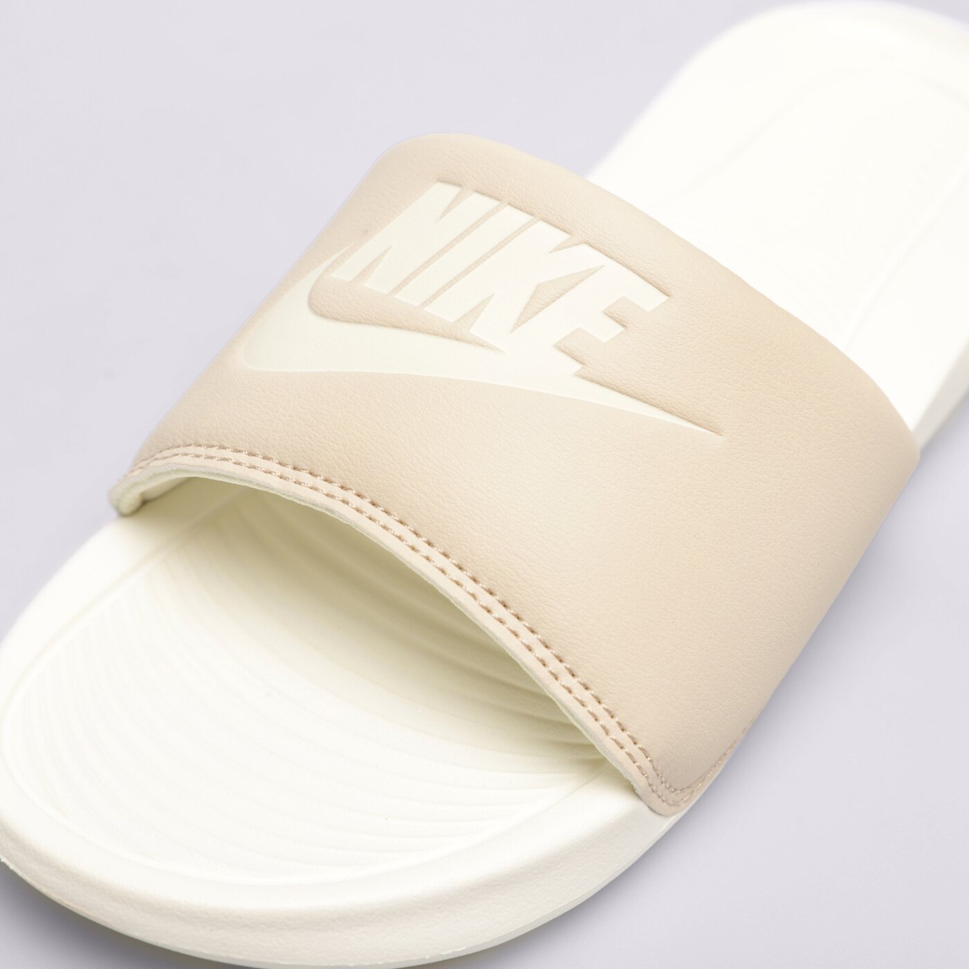 Дамски чехли и сандали NIKE VICTORI ONE cn9677-108 цвят бял