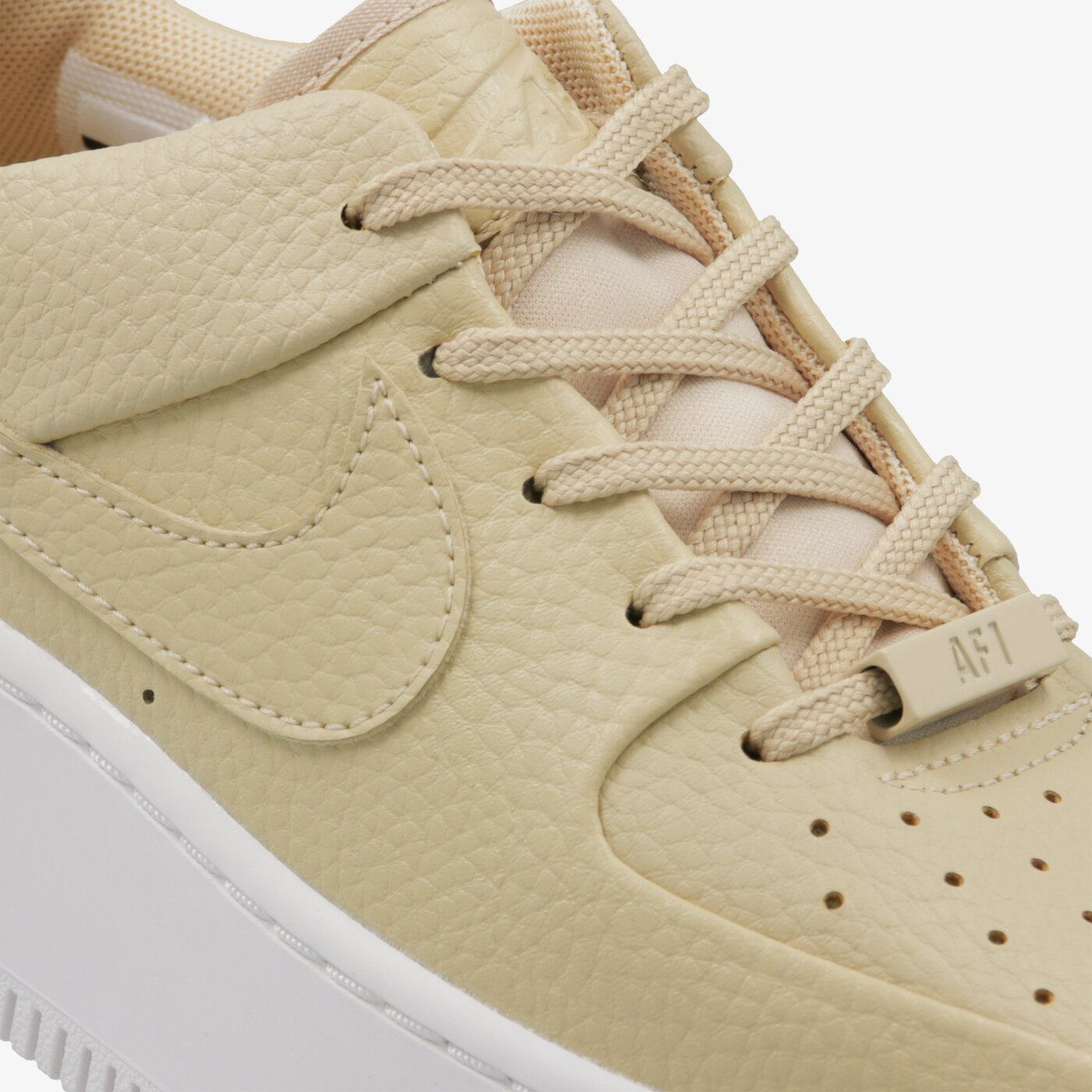 Дамски маратонки NIKE AIR FORCE 1 SAGE LOW ar5339-202 цвят бежов
