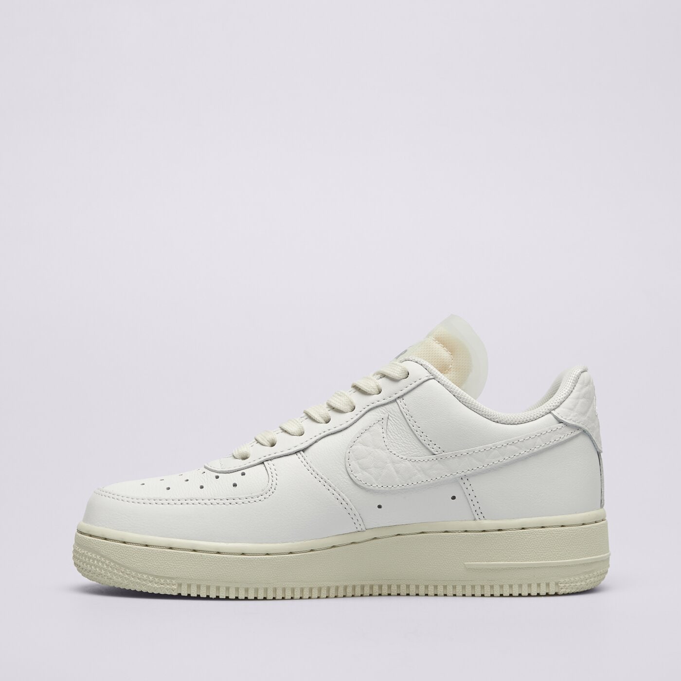 Дамски маратонки NIKE AIR FORCE 1 LOW PREMIUM dn5463-100 цвят бял