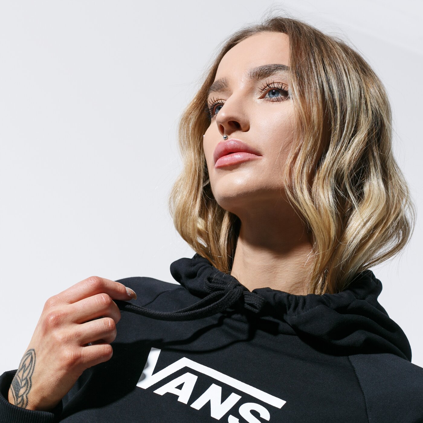 Дамски суичър VANS СУИТЧЪР С КАЧУЛКА FLYING V BOXY HOODIE vn0a47tcblk1 цвят черен