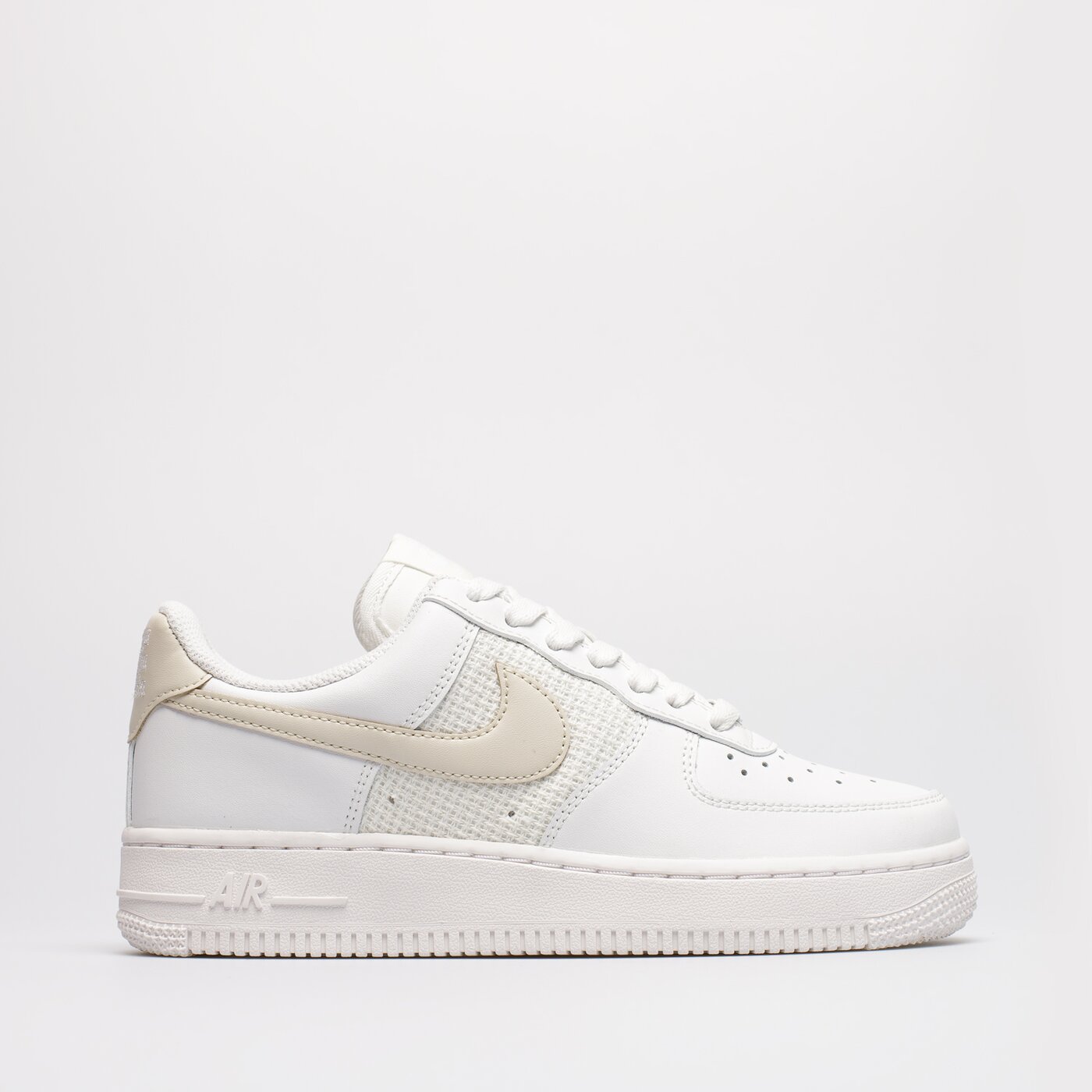 Дамски маратонки NIKE AIR FORCE 1 '07 ESS dj9945-100 цвят многоцветен