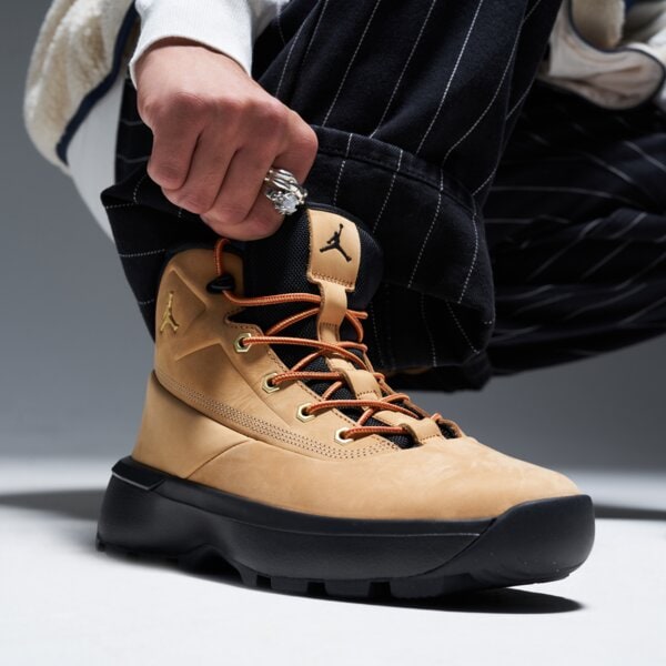 Мъжки зимни обувки JORDAN REMIX hv4580-200 цвят кафяв