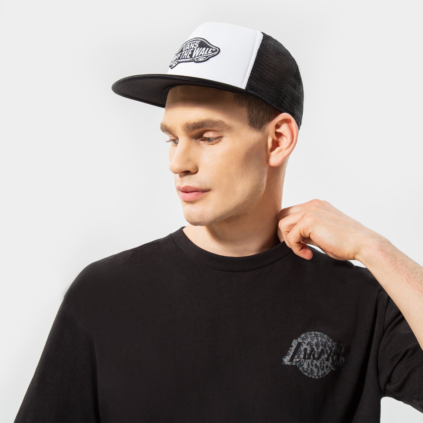 Дамска шапка с козирка VANS ШАПКА MN CLASSIC PATCH TRUCKER vn000h2vyb21 цвят бял