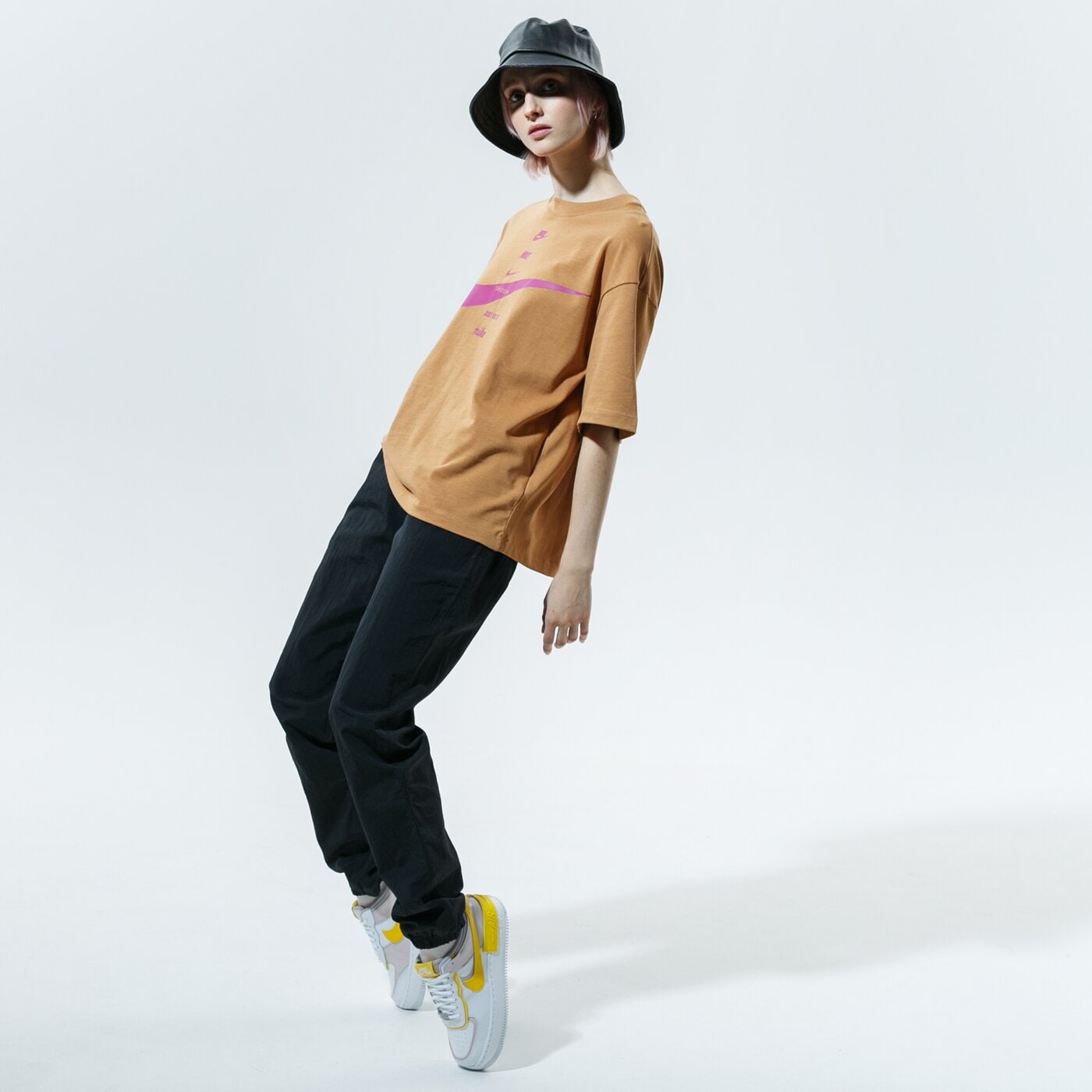 Дамска тениска NIKE ТЕНИСКА SPORTSWEAR cu5682-201 цвят кафяв