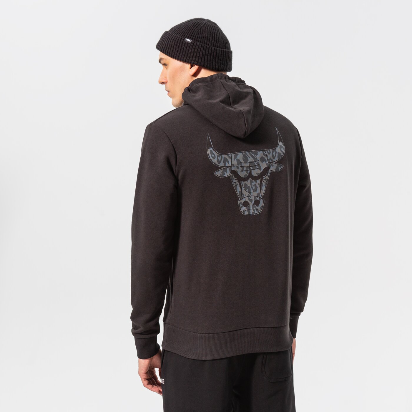 Мъжки суичър NEW ERA СУИТЧЪР С КАЧУЛКА SEAS INFILL BULLS CHICAGO BULLS BL 12893089 цвят черен