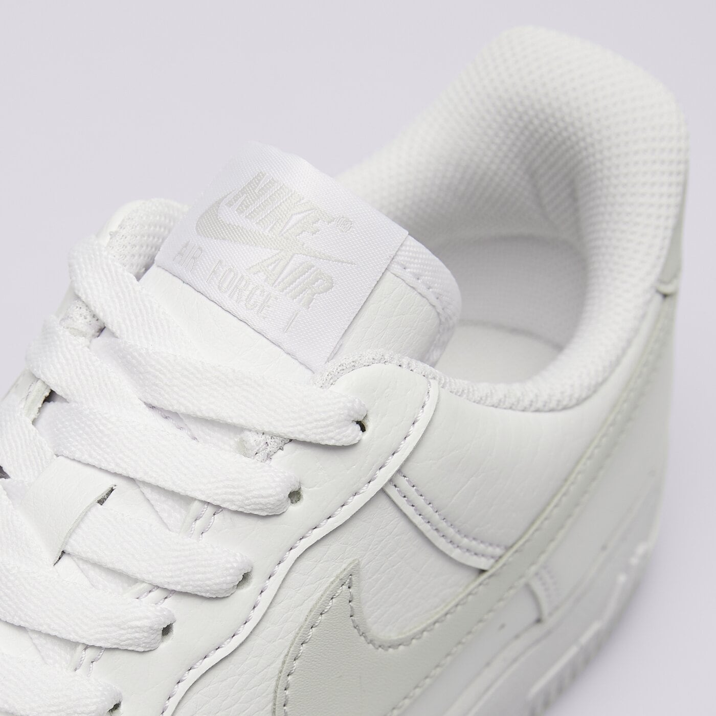 Дамски маратонки NIKE AIR FORCE 1 '07 NEXT NATURE dv3808-109 цвят бял