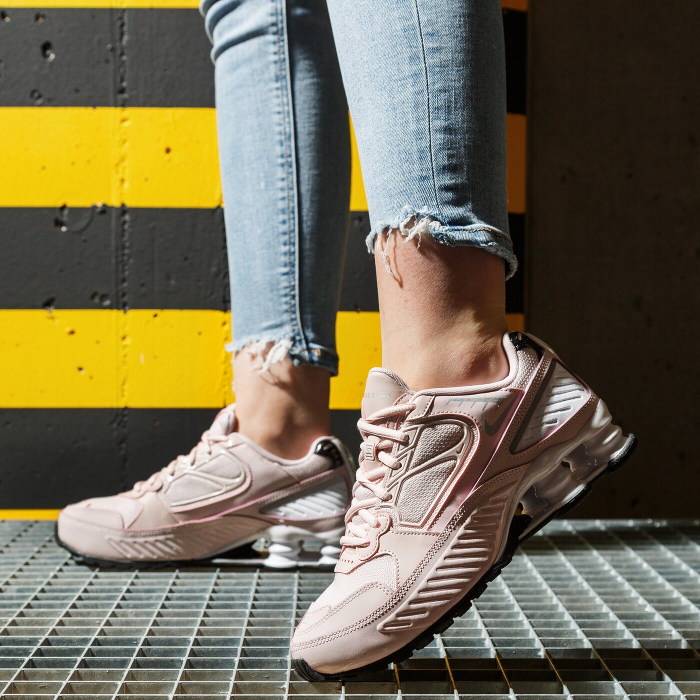 Дамски маратонки NIKE SHOX ENIGMA  bq9001-600 цвят розов