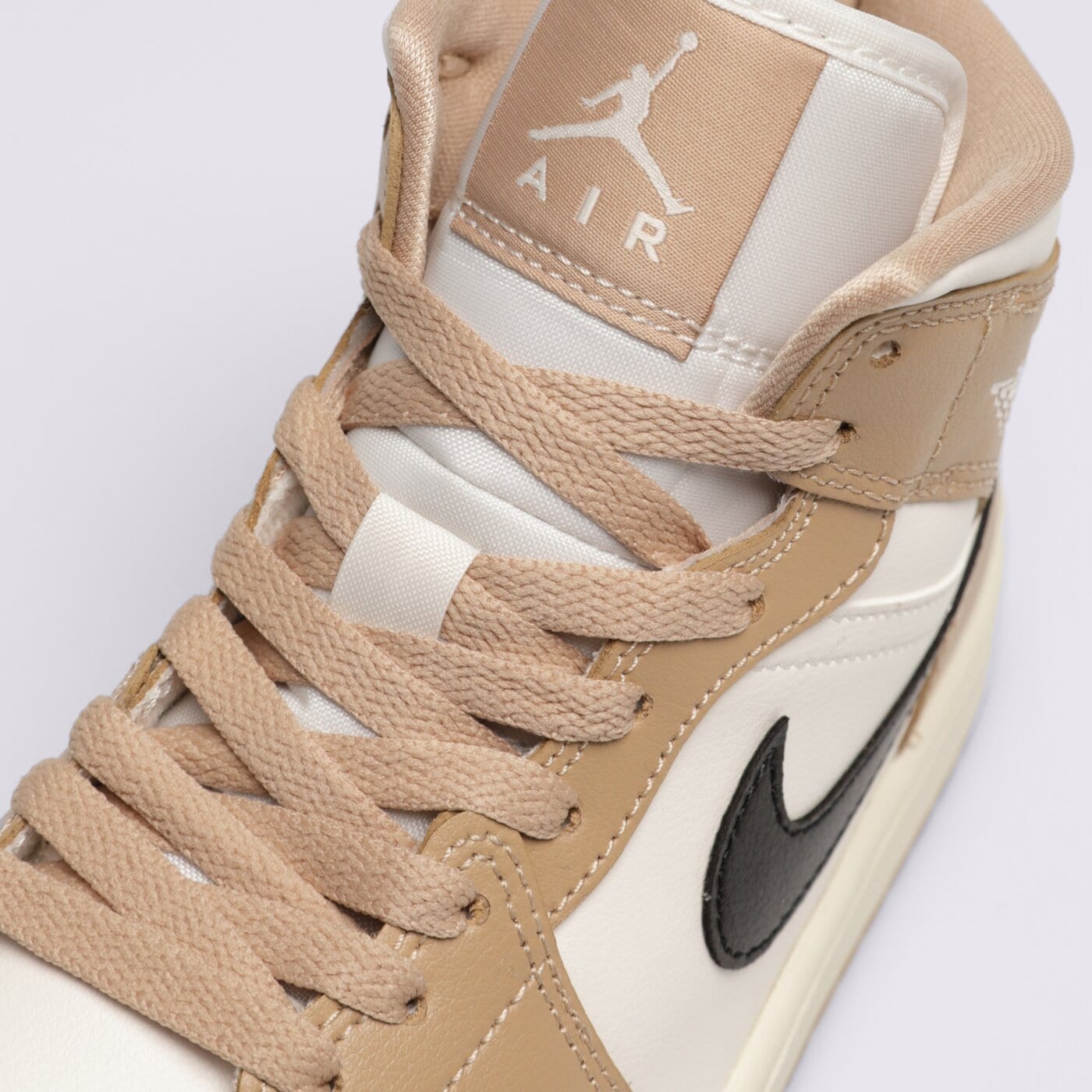 Дамски маратонки WMNS AIR JORDAN 1 MID bq6472-103 цвят кафяв