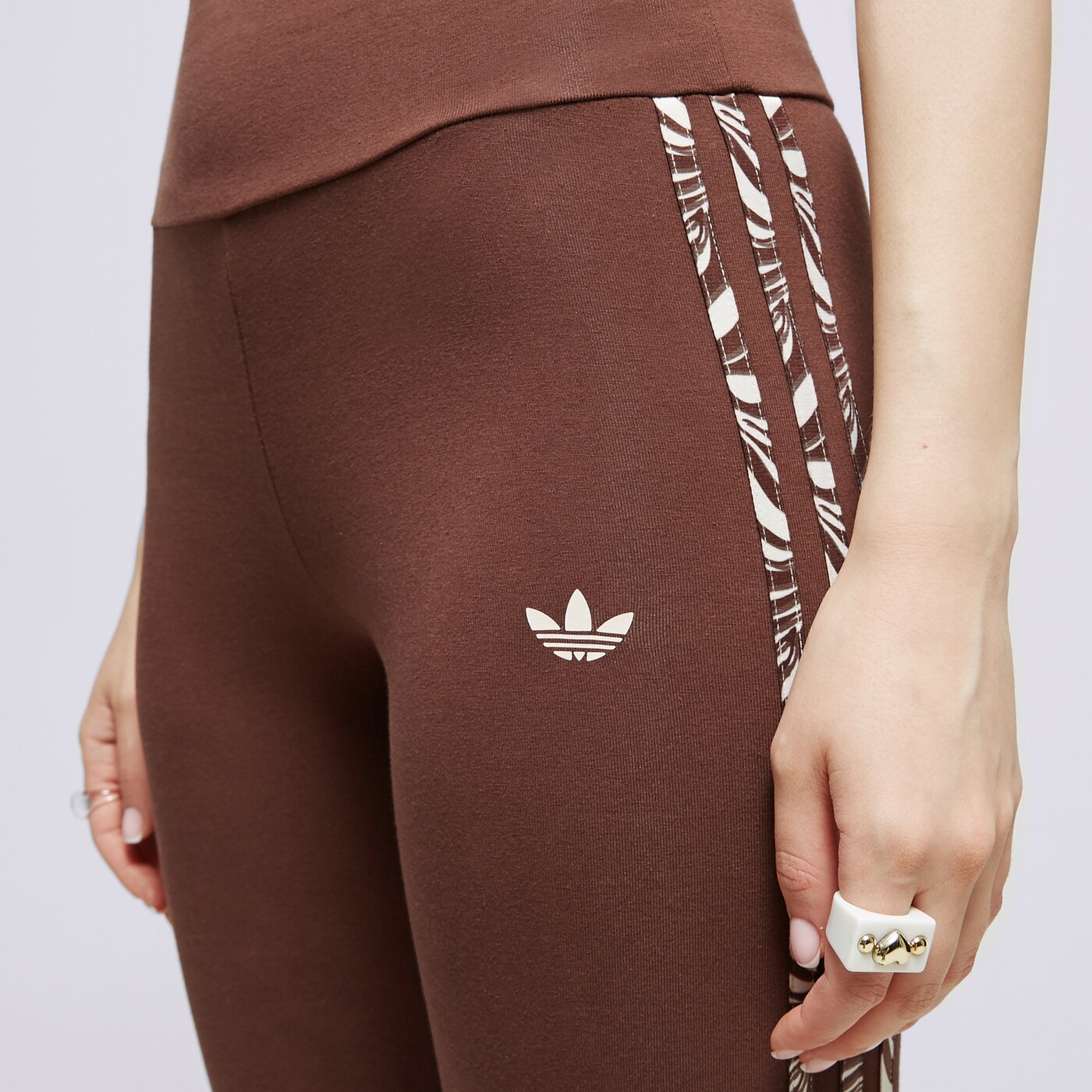 Дамски панталони ADIDAS КЛИН ABSTRACT ANIMAL PRINT ij8185 цвят кафяв