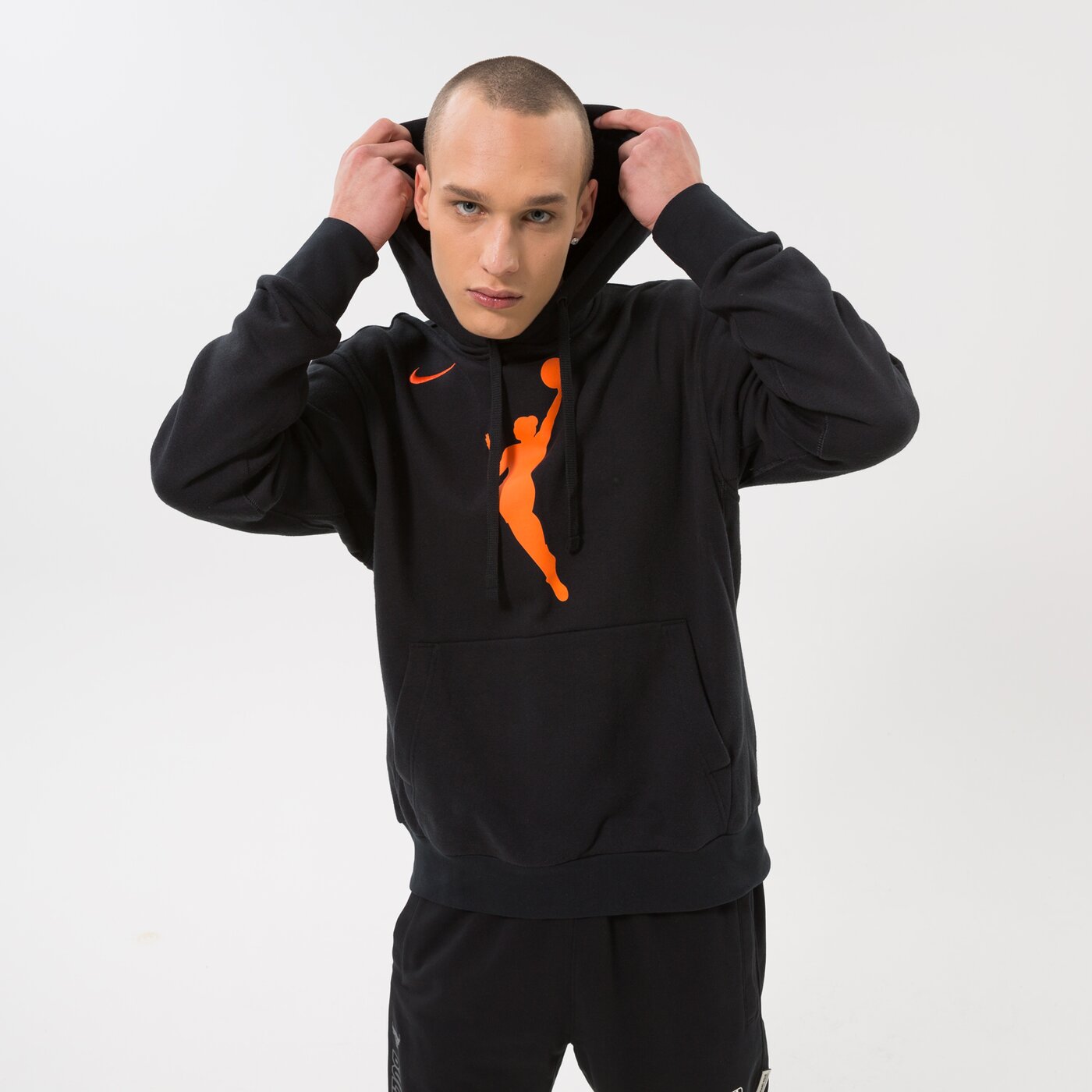 Мъжки суичър NIKE СУИТЧЪР С КАЧУЛКА WNBA M NK PO FLC ESSNTL W13 NBA dr9596-010 цвят черен