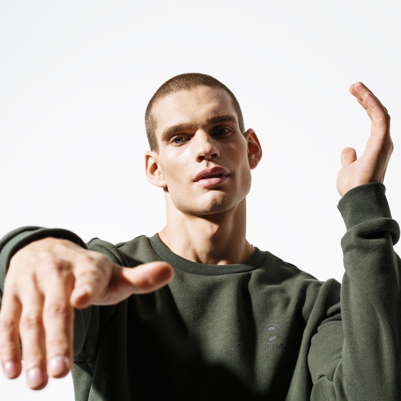 Мъжки суичър CONFRONT СУИТЧЪР ESSENTIAL KHK SWEATSHIRT cf39blm39002 цвят каки