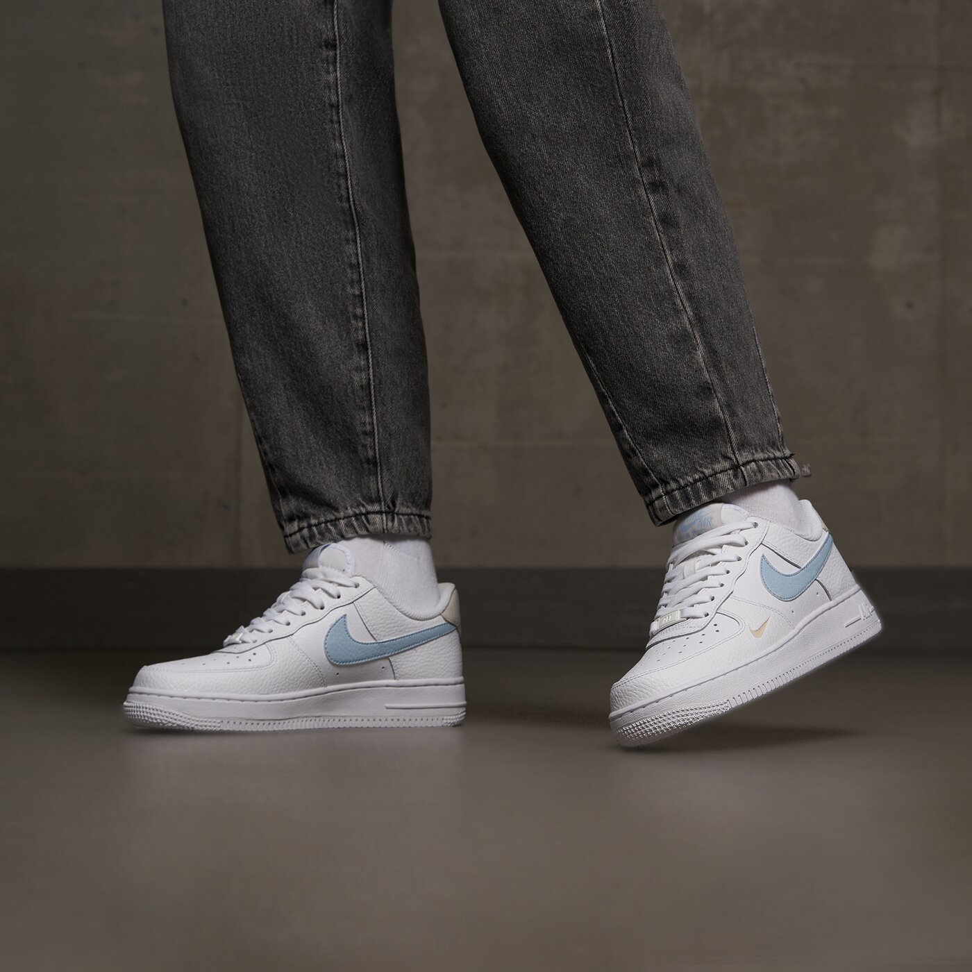 Дамски маратонки NIKE W AIR FORCE '07 hf0022-100 цвят бял