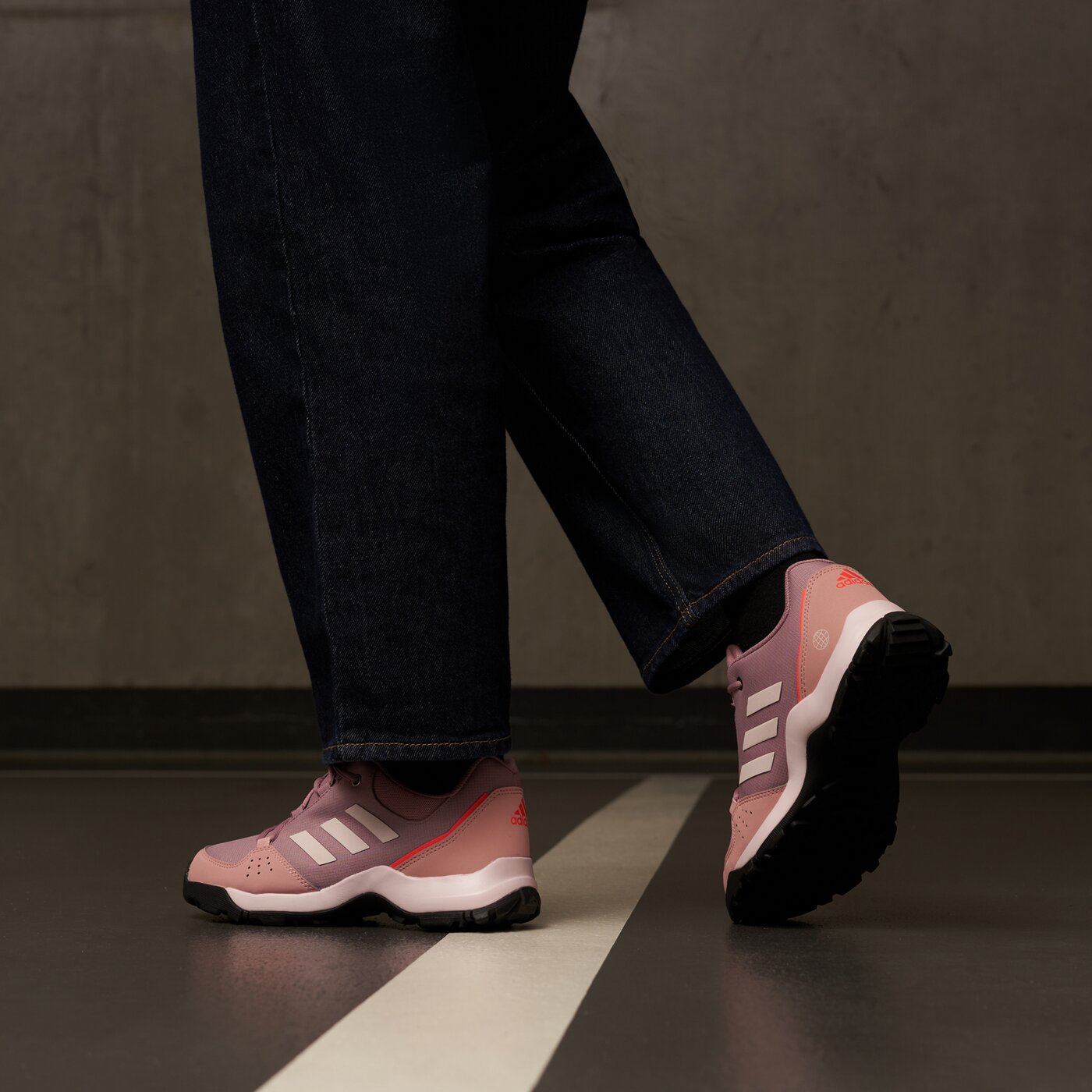 Детски туристически обувки ADIDAS HYPERHIKER LOW K gz9217 цвят розов