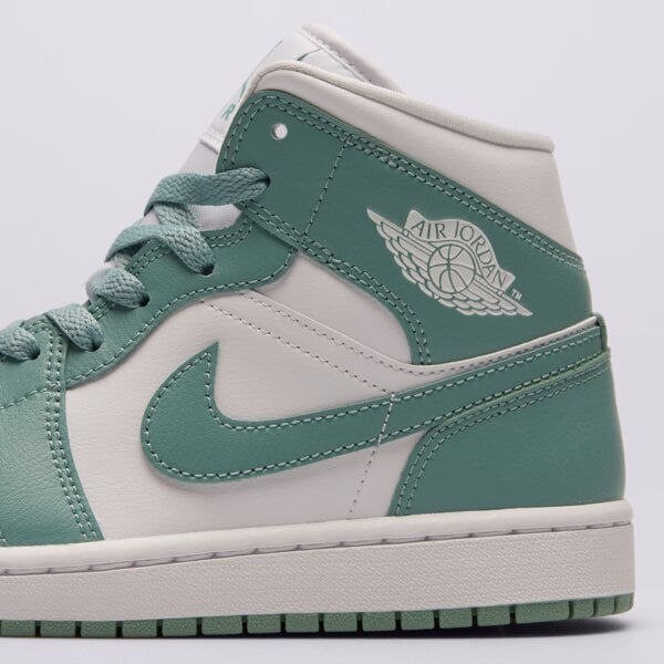 Дамски маратонки WMNS AIR JORDAN 1 MID bq6472-138 цвят бял