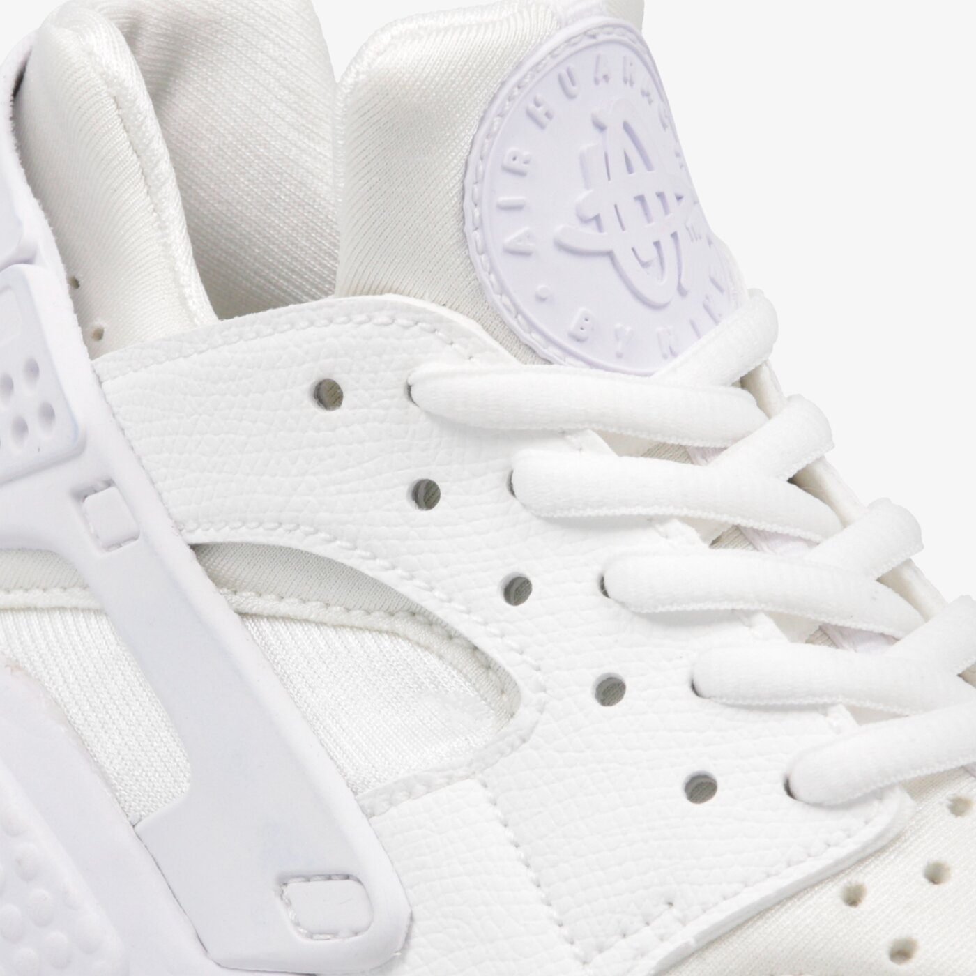 Дамски маратонки NIKE WMNS AIR HUARACHE RUN  634835-108 цвят бял