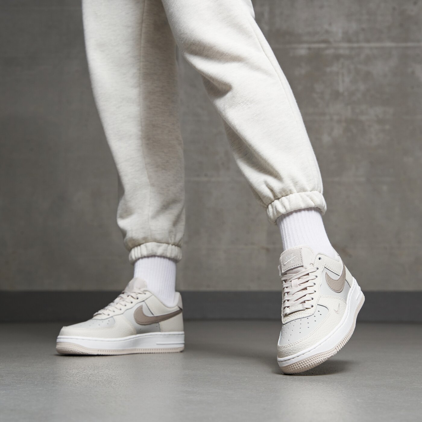 Дамски маратонки NIKE W AIR FORCE 1 LO '07 JDHO  fb8483-100 цвят бежов