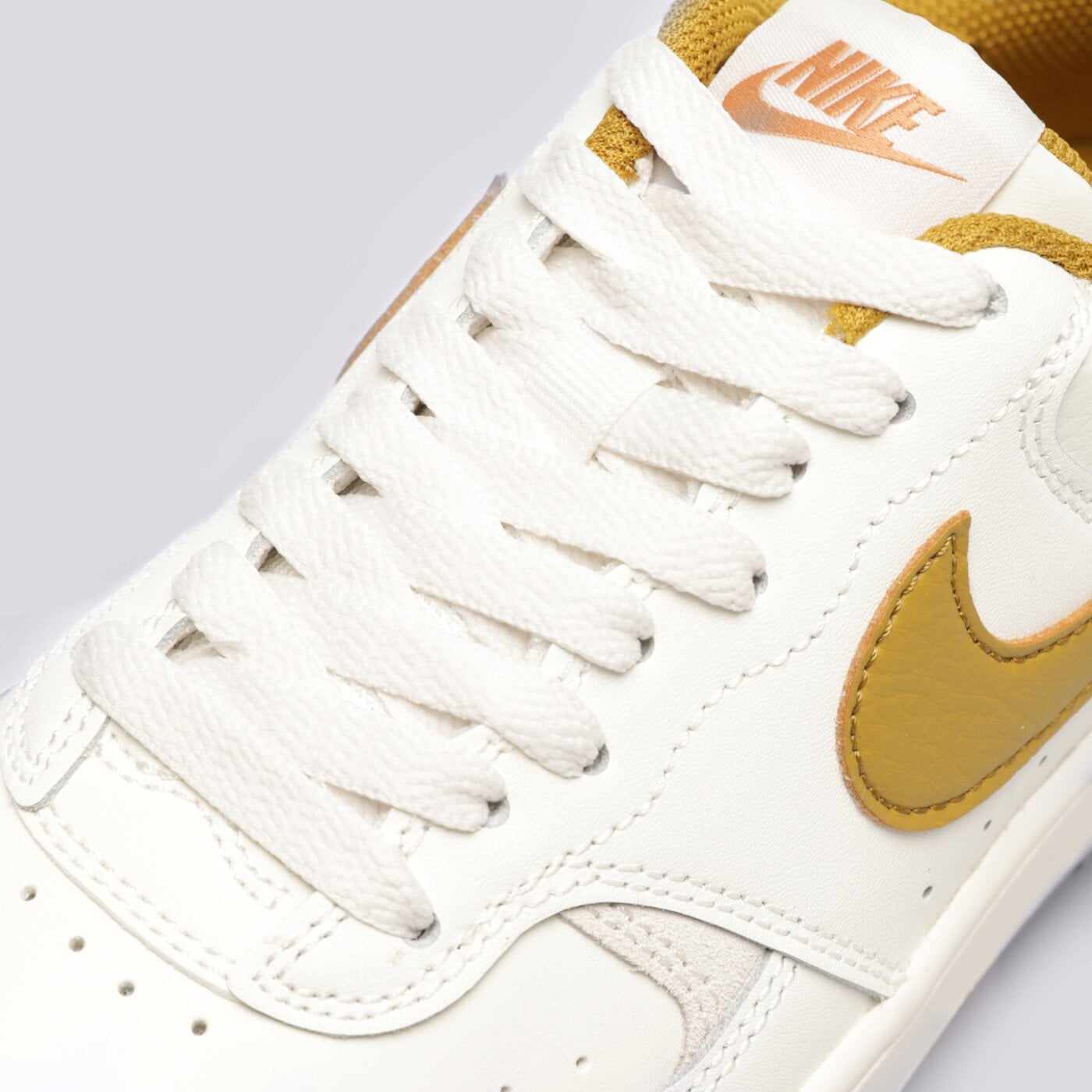 Дамски маратонки NIKE GAMMA FORCE dx9176-105 цвят бежов