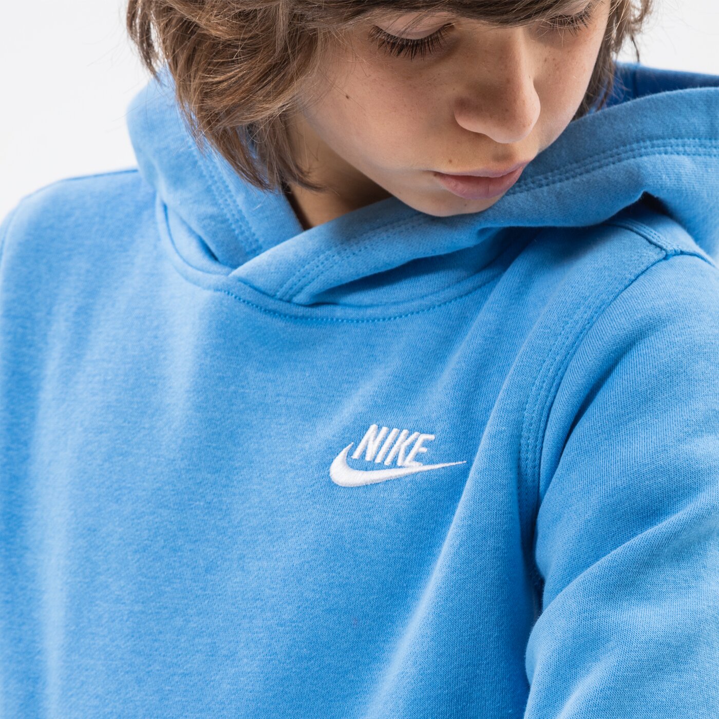 Детски суичър NIKE SPORTSWEAR CLUB PULLOVER HOODIE JUNIOR BOY bv3757-412 цвят син