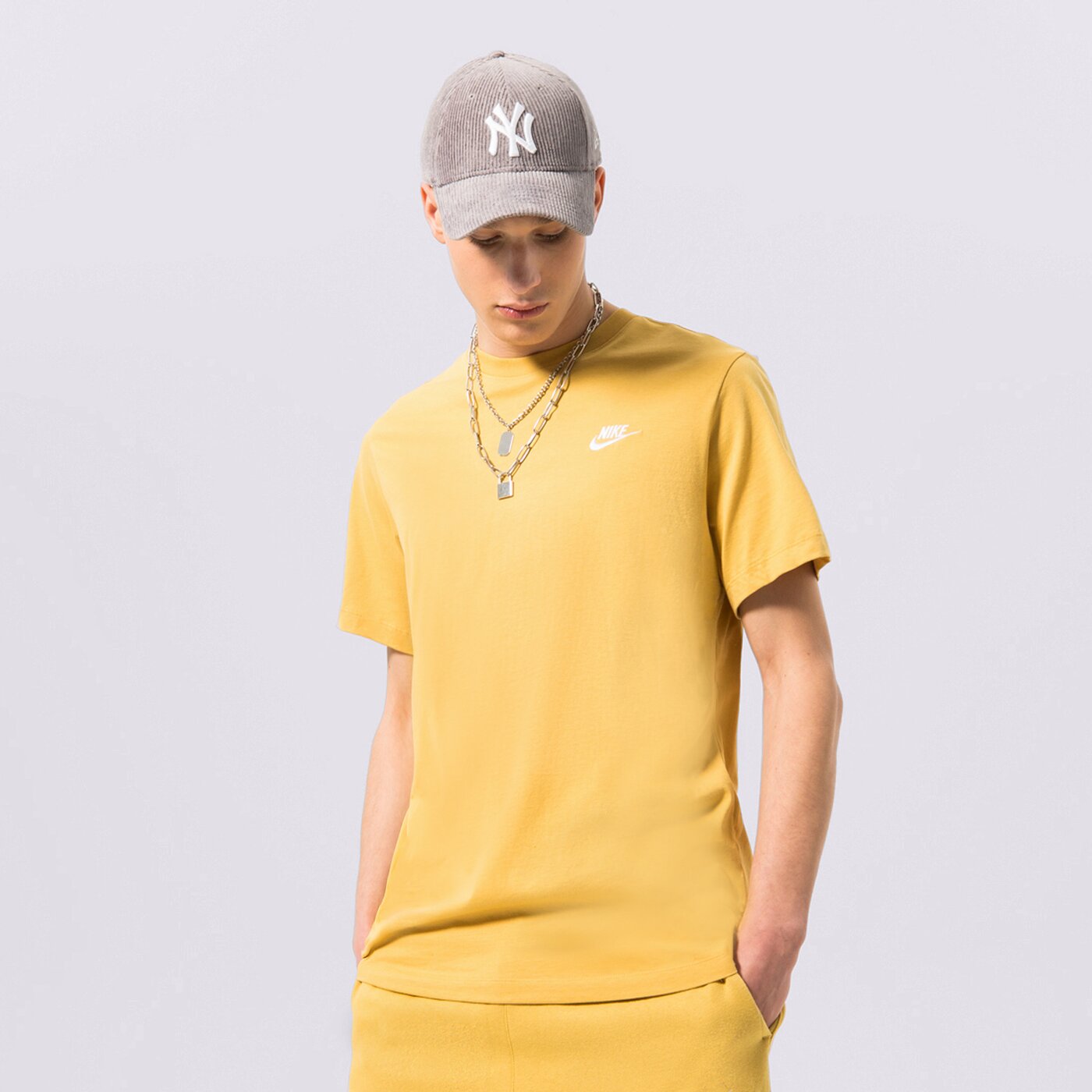 Мъжка тениска NIKE ТЕНИСКА SPORTSWEAR CLUB ar4997-725 цвят горчица