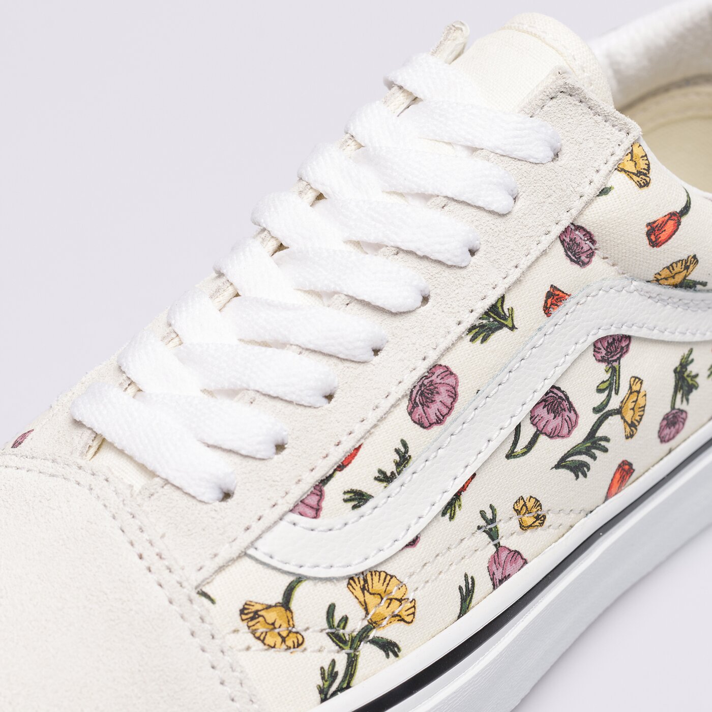 Дамски маратонки VANS UA OLD SKOOL vn0a5krscrm1 цвят бял