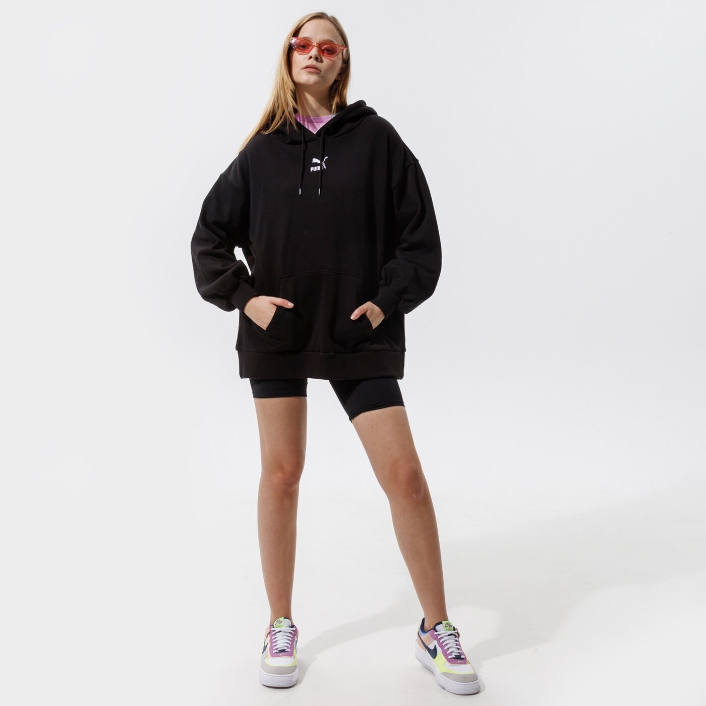 Дамски суичър PUMA СУИТЧЪР С КАЧУЛКА CLASSICS OVERSIZED HOODIE 53041201 цвят черен