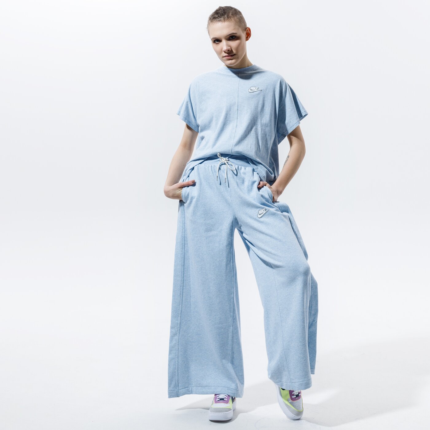 Дамска тениска NIKE ТЕНИСКА SPORTSWEAR cz8355-440 цвят син