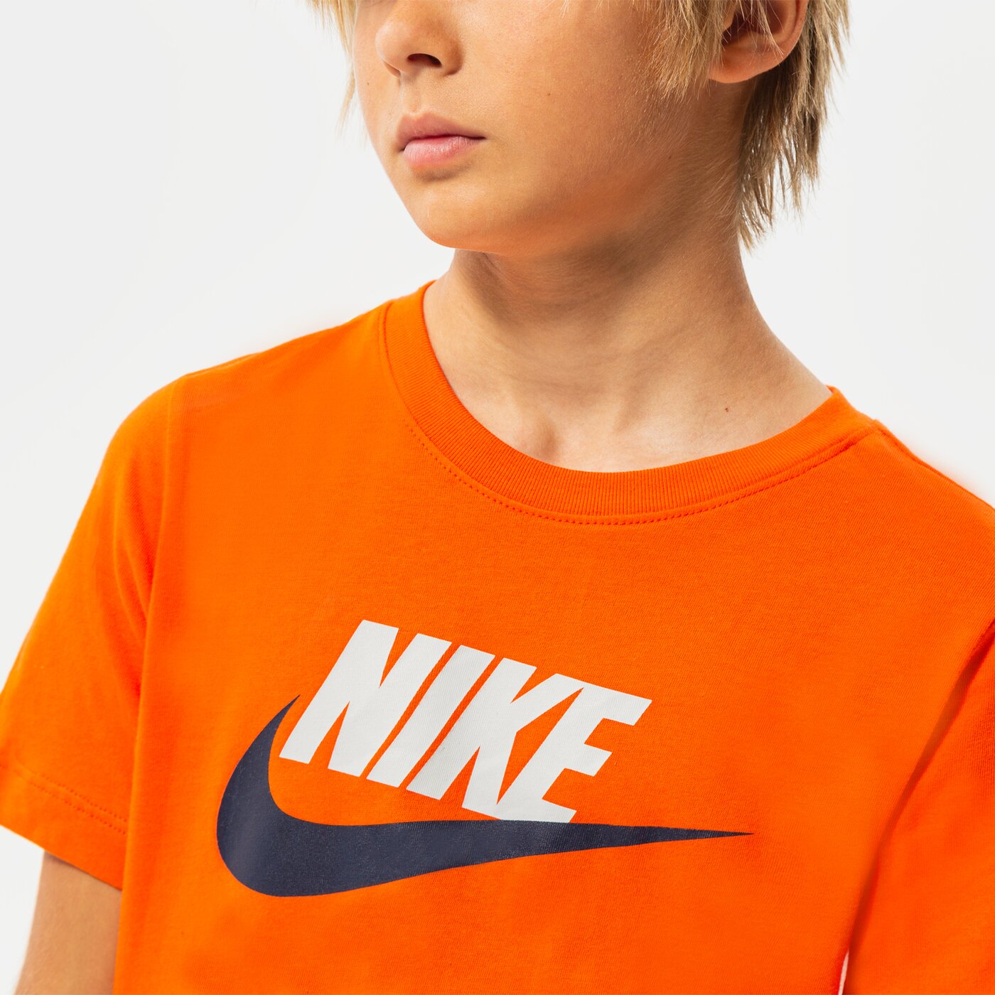 Детска тениска NIKE ТЕНИСКА SPORTSWEAR BOY ar5252-817 цвят оранжев