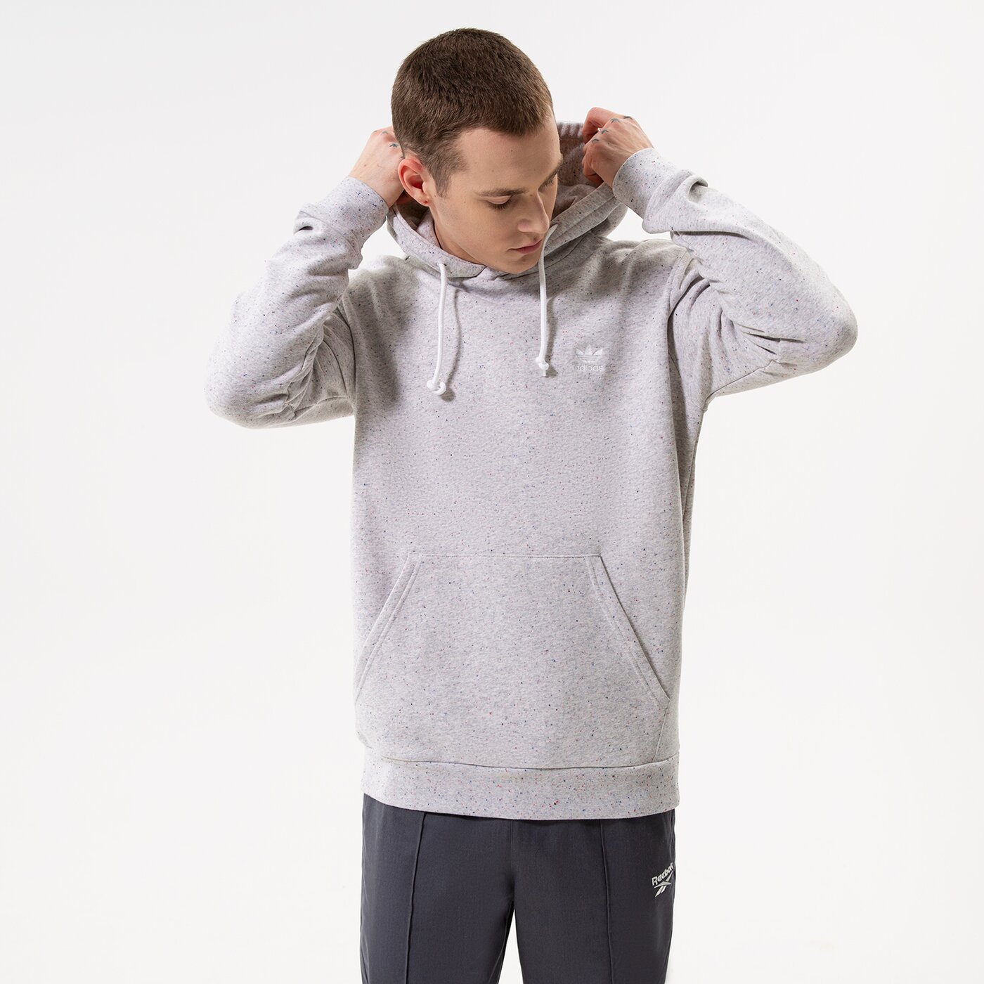 Мъжки суичър ADIDAS СУИТЧЪР С КАЧУЛКА ESS+ SUST HOODI hk7538 цвят сив