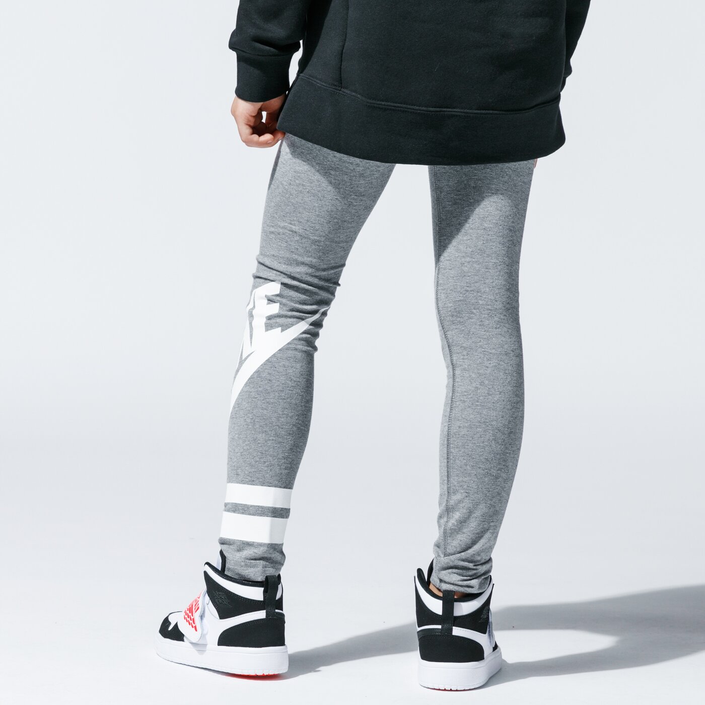 Детски панталони NIKE КЛИН SPORTSWEAR 939447-093 цвят сив