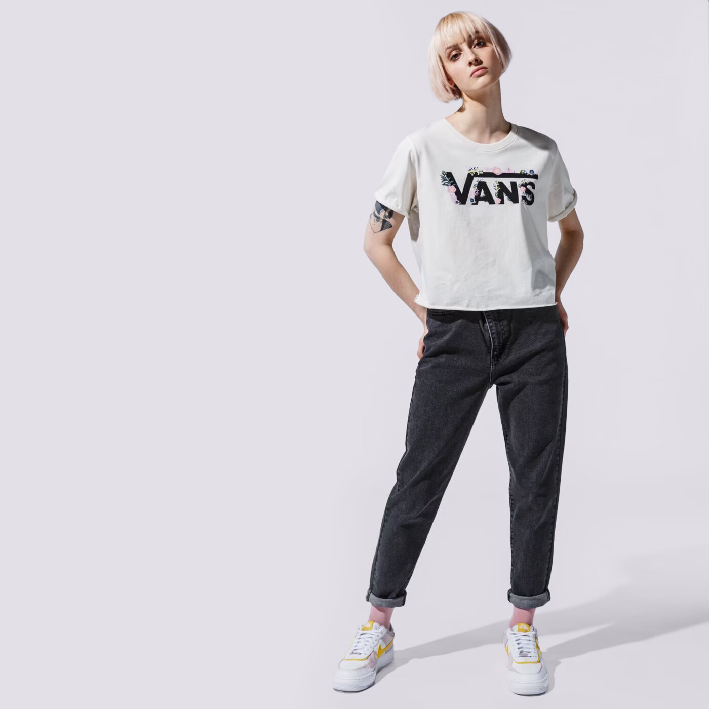 Дамска тениска VANS ТЕНИСКА WM BLOZZOM ROLL OUT MARSHMALLOW vn0a53q2fs81 цвят бял