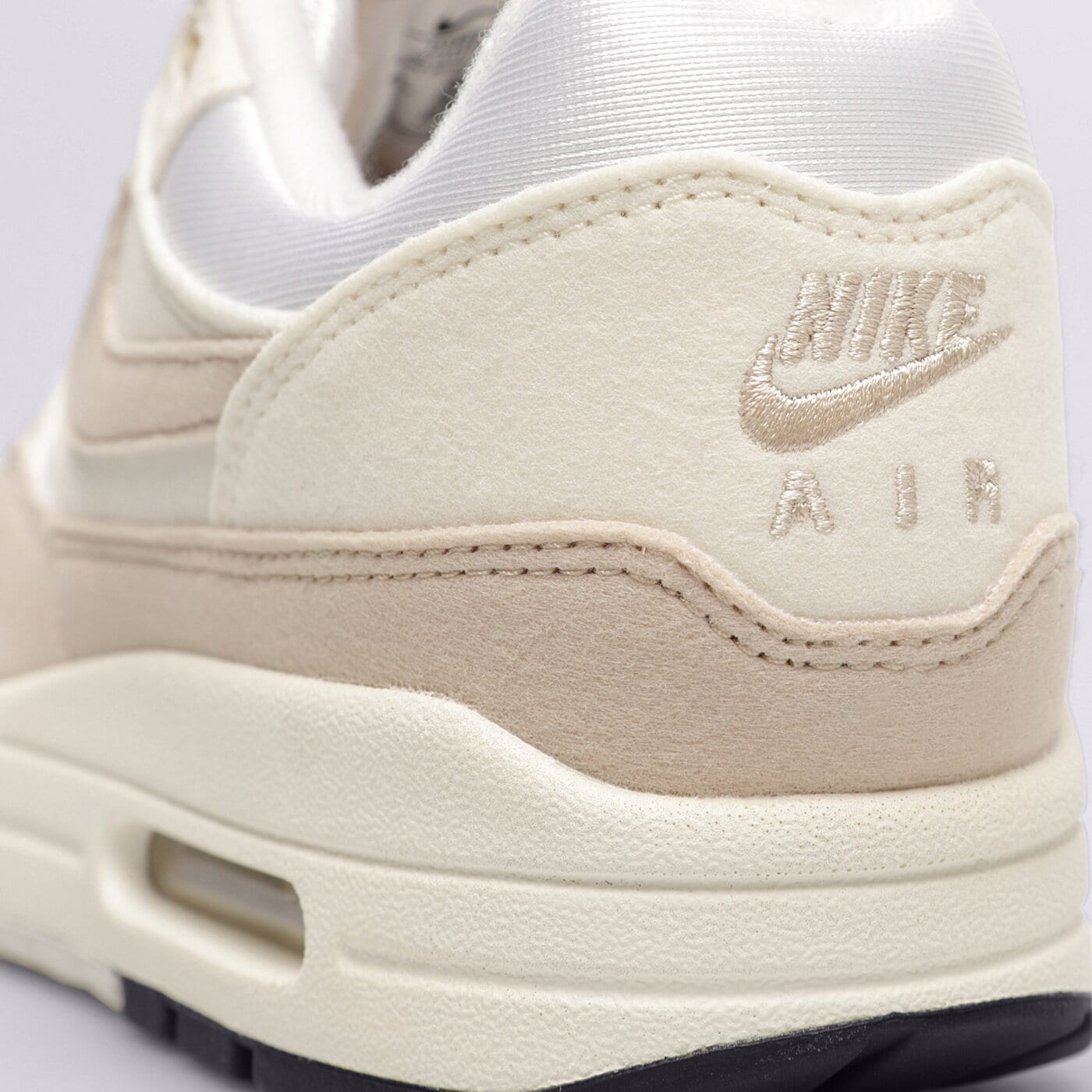 Дамски маратонки NIKE AIR MAX 1 '87 dz2628-101 цвят бежов